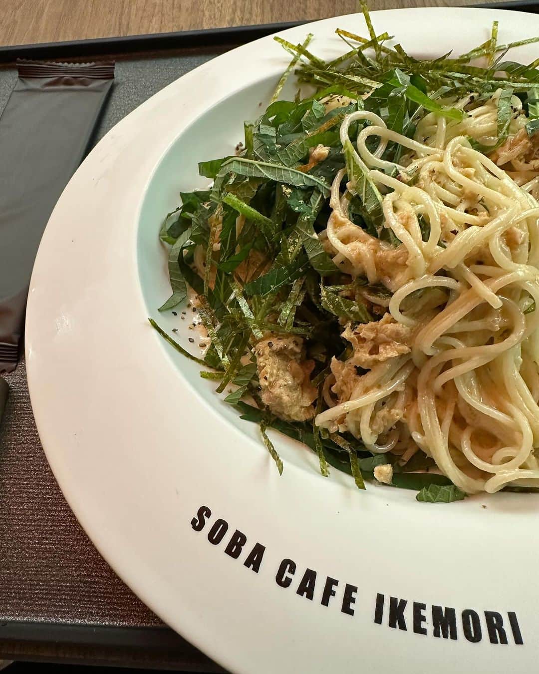 マギー審司のインスタグラム：「今日もまた SOBA CAFE IKEMORI に来てしまいました(^^) 　 今回は『ツナマヨ和えそば』  大葉と海苔のあっさりタイプに安定の蕎麦の旨さ‼️  コレもおすすめです♪  https://soba-cafe.jp/#top」