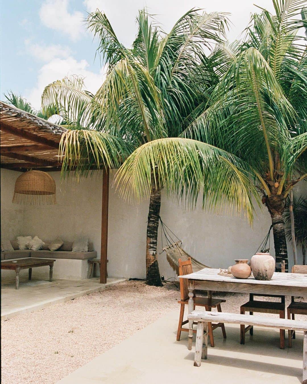 SPELLのインスタグラム：「Postcards from Bali by @evie_hudson 🌴」