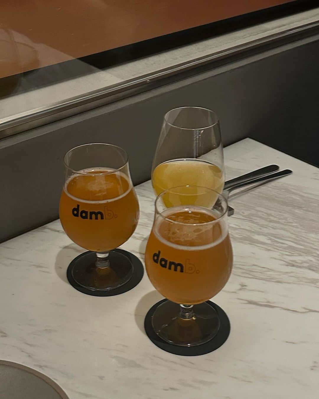 yumeのインスタグラム：「@dam_brewery_restaurant 🤎  クラフトビールやフィッシュチップス楽しめるお店 🍻  どのメニューも本当に美味しすぎた〜〜🐓  新しく出来た、虎ノ門ヒルズのTmarket どこも素敵なお店ばかりで 幸空間でした、、♡」