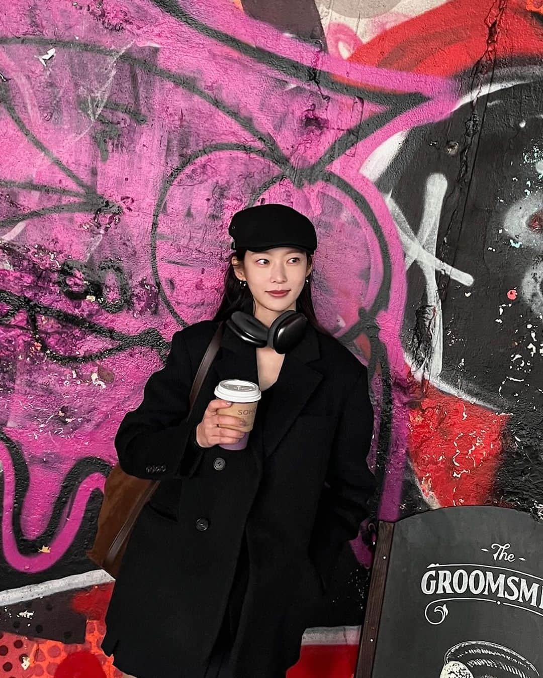 コン・スンヨンのインスタグラム：「🎧🖤」