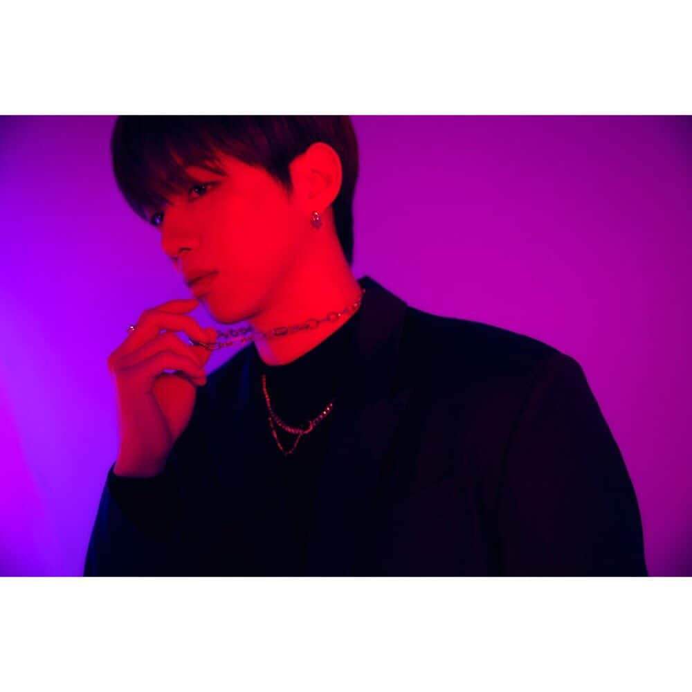 ワーナーミュージック・ジャパンさんのインスタグラム写真 - (ワーナーミュージック・ジャパンInstagram)「#KANGDANIEL  #カンダニエル 最新曲 日本盤EP『RE8EL』11/29リリース🎉  誰もいない図書館で熱唱？！ミュージック・ビデオも公開！👀 リンクはストーリーズに✍️  #RE8EL」11月30日 15時18分 - warnermusic_jp