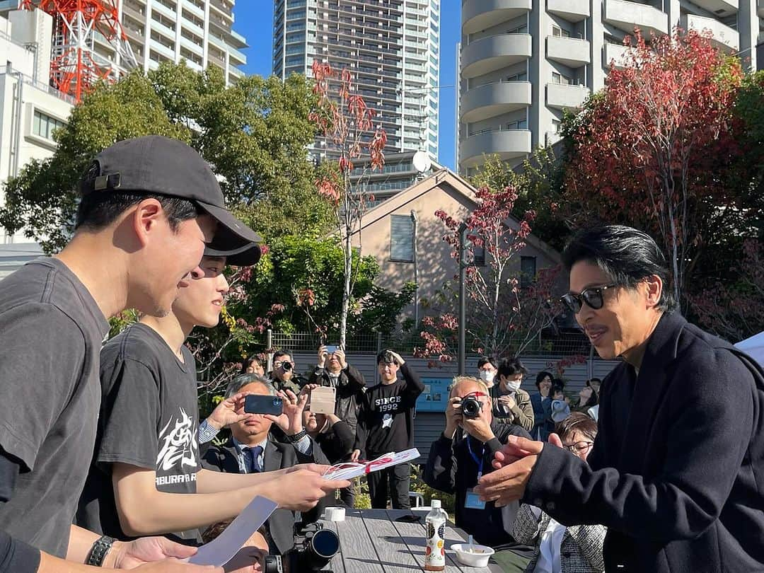 クック井上。さんのインスタグラム写真 - (クック井上。Instagram)「＼あらためて感じたのは飲食店の魅力は味・人・ストーリー／  川崎のお店の自慢の一品料理を募り、市民投票でNO.1を決定する【#かわさき推しメシ】の最終審査会が開催されました🍽️ https://kawasaki-akinai.com/ 食の専門家として、アイランド株式会社の粟飯原理咲社長＆料理研究家の上島亜紀さんと共に、審査員を務めさせていただきました。 福田紀彦市長＆特別ゲストのEXILEのMATSUさんも来られ、華やかなイベントとなりました！   【最終結果発表】 🏆グランプリ 「油そば」油や鹿鳴 🏅準グランプリ 「賞味期限39秒 あみ肝」酒屋敷ごっそ溝の口店 💐優秀賞 「天ざるそば」酒縁さらしな 「スパイシーチキンカレー」CURRYHOUSEシナモンの木   麺・タレ・酢・ラー油、全てにこだわったという「油そば　油や鹿鳴」一杯には、大将のひたむきさ、奥様や17歳の息子さんとの家族愛のストーリーも混ぜ込まれていました。 最終審査に残った他の3店舗もそれぞれ素晴らしかった！   従来の〝ご当地グルメ〟〝B級グルメ〟だけではなく、その土地その土地でいま最前線で愛されている〝地元推しメシ〟のイベント、全国各地でやればいいのに！！ コロナ禍で大変だった飲食店の応援という意味合いだけでなく、一般市民の日々の生活にもめっちゃ役立つと感じました。  #かわさき推しメシ #川崎 #川崎市 #グルメ #川崎グルメ #油そば #油や鹿鳴 #料理 #EXILE #エグザイル #matsu さん」11月30日 15時18分 - cook_inoue