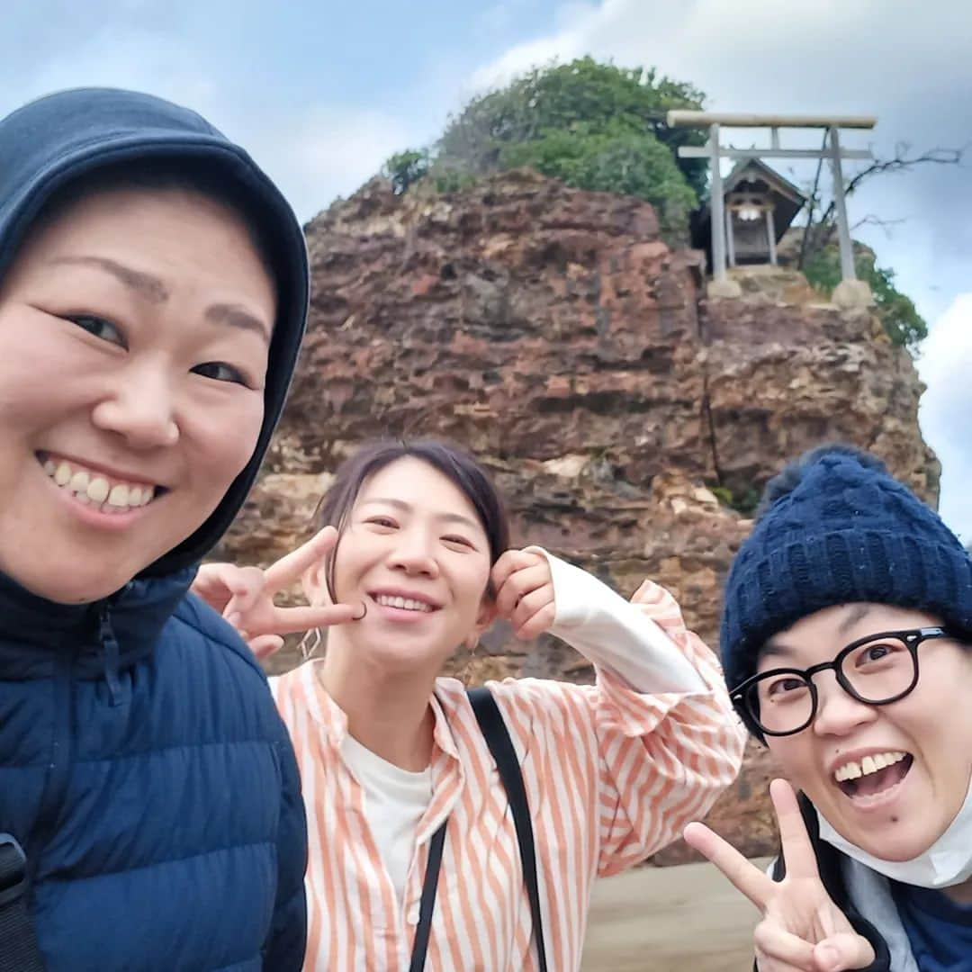 ぢゃいこさんのインスタグラム写真 - (ぢゃいこInstagram)「⛩️今年も出雲へ⛩️ 全国の神々が出雲大社へお集まりになられる神在祭のこの期間、今年は最終日でしたが行くことが出来ました✨ その神々がこの稲佐の浜から出雲大社へと向かわれることもあり、毎年、出雲大社へのお参りは稲佐の浜から始まります🌊もちろん今年も！ そして、今年も稲佐の浜のおじいちゃまにお会いできた✨素敵なお写真もたくさん撮っていただきました✨ 一年に一度ここでお会いするのも、楽しみの一つ。 もちろん稲佐の浜のお砂も頂いて帰りました🌊 さて、次は出雲大社へ⛩️✨ #出雲大社 #稲佐の浜 #神在祭 #出雲  #ぢゃいこ #吉本新喜劇ぢゃいこ #吉本新喜劇」11月30日 15時19分 - dyaimeshi