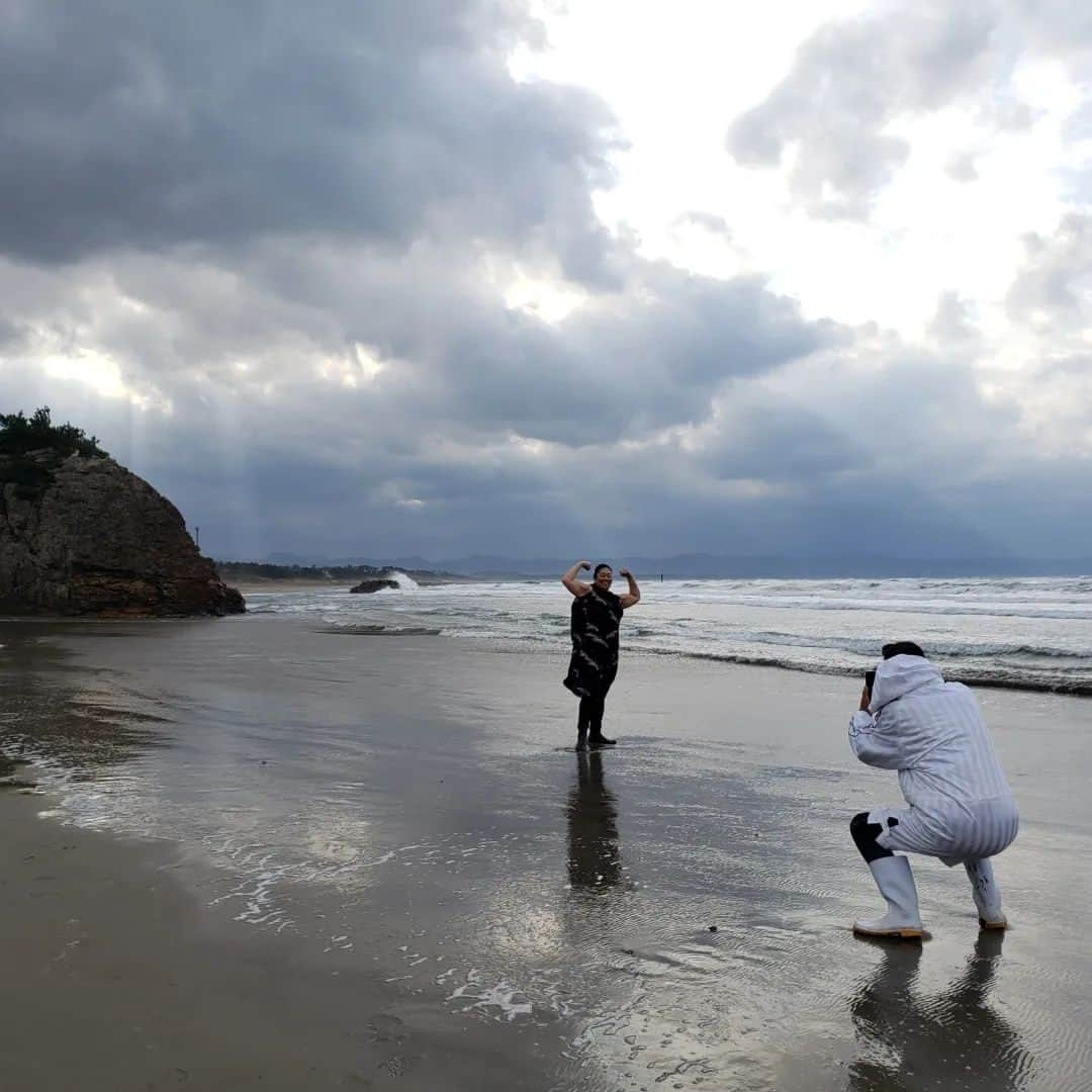 ぢゃいこさんのインスタグラム写真 - (ぢゃいこInstagram)「⛩️今年も出雲へ⛩️ 全国の神々が出雲大社へお集まりになられる神在祭のこの期間、今年は最終日でしたが行くことが出来ました✨ その神々がこの稲佐の浜から出雲大社へと向かわれることもあり、毎年、出雲大社へのお参りは稲佐の浜から始まります🌊もちろん今年も！ そして、今年も稲佐の浜のおじいちゃまにお会いできた✨素敵なお写真もたくさん撮っていただきました✨ 一年に一度ここでお会いするのも、楽しみの一つ。 もちろん稲佐の浜のお砂も頂いて帰りました🌊 さて、次は出雲大社へ⛩️✨ #出雲大社 #稲佐の浜 #神在祭 #出雲  #ぢゃいこ #吉本新喜劇ぢゃいこ #吉本新喜劇」11月30日 15時19分 - dyaimeshi