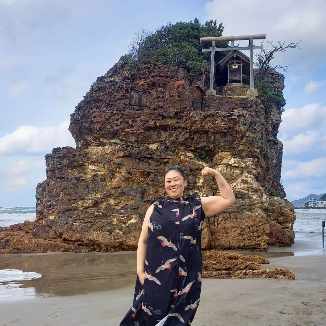 ぢゃいこさんのインスタグラム写真 - (ぢゃいこInstagram)「⛩️今年も出雲へ⛩️ 全国の神々が出雲大社へお集まりになられる神在祭のこの期間、今年は最終日でしたが行くことが出来ました✨ その神々がこの稲佐の浜から出雲大社へと向かわれることもあり、毎年、出雲大社へのお参りは稲佐の浜から始まります🌊もちろん今年も！ そして、今年も稲佐の浜のおじいちゃまにお会いできた✨素敵なお写真もたくさん撮っていただきました✨ 一年に一度ここでお会いするのも、楽しみの一つ。 もちろん稲佐の浜のお砂も頂いて帰りました🌊 さて、次は出雲大社へ⛩️✨ #出雲大社 #稲佐の浜 #神在祭 #出雲  #ぢゃいこ #吉本新喜劇ぢゃいこ #吉本新喜劇」11月30日 15時19分 - dyaimeshi