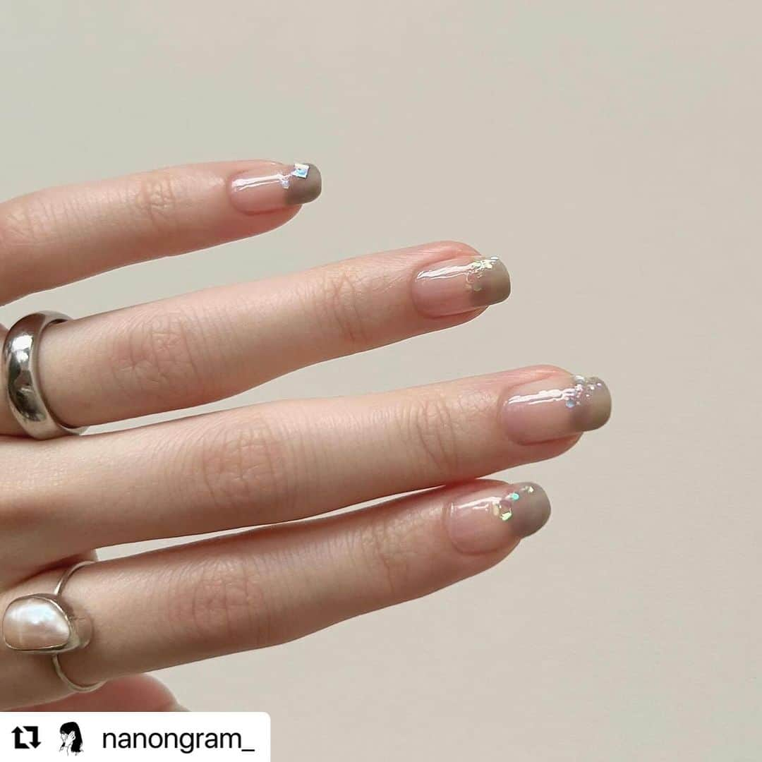 【PLANET NAIL（プラネット ネイル）】公式さんのインスタグラム写真 - (【PLANET NAIL（プラネット ネイル）】公式Instagram)「✰✰✰✰✰✰✰✰✰✰✰ PLANET Girl🪐 @nanongram_ さま♡  発売されたばかりの新色2色を使った シンプルおしゃれネイル🥺🩷 ナノンさんの手にかかれば なんでもオシャンに仕上がるのだ♡  ╍ ╍ ╍ ╍ ╍ ╍ ╍ ╍ ╍ ╍ ╍ ╍  。 11/20に発売したPLANETNAILの新色を2色使って 贅沢なラメネイル✨️✨️  @planet.jp  ご提供ありがとうごさいます🍀  #plb37 #ミルキーウェイの羅針盤 シルバーのホロラメをベースとし、 細かいピンクラメが混ざったまさに銀河系のようなカラー🌌  #plb38  #ユニヴェールの足跡  透明感溢れるホロラメはサイズが様々で神秘的なカラーです！ 載せ方によって飾りやアクセントになります💕  グレー @dear.a_japan_official  #se08   #ネイル #セルフネイル #planetgirl #プラネットネイル #planetnail #ラメネイル #ネイル好きさんと繋がりたい #セルフネイラーさんと繋がりたい #ポリッシュ #ポリッシュネイル #ポリッシュネイル部 #nail #deara」11月30日 15時19分 - planet.jp