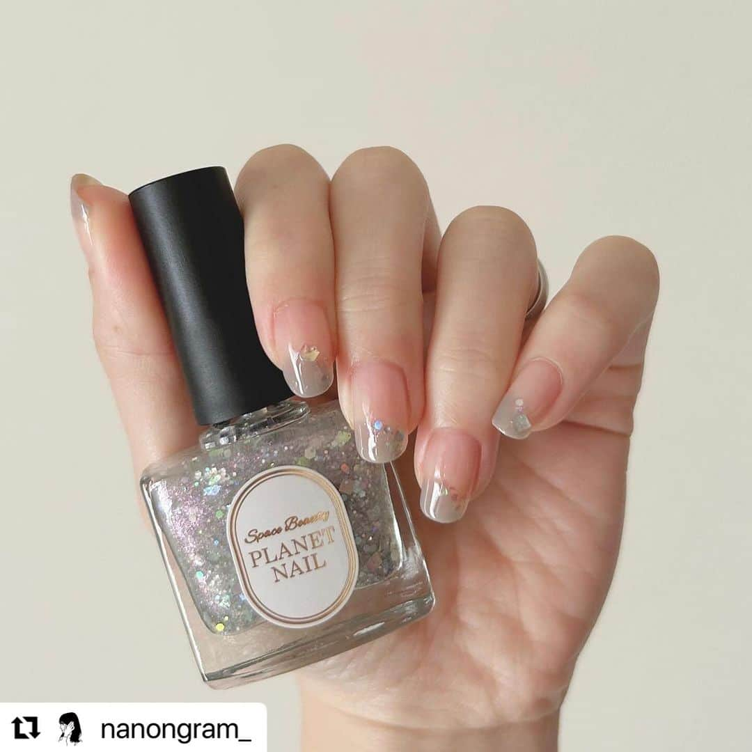 【PLANET NAIL（プラネット ネイル）】公式さんのインスタグラム写真 - (【PLANET NAIL（プラネット ネイル）】公式Instagram)「✰✰✰✰✰✰✰✰✰✰✰ PLANET Girl🪐 @nanongram_ さま♡  発売されたばかりの新色2色を使った シンプルおしゃれネイル🥺🩷 ナノンさんの手にかかれば なんでもオシャンに仕上がるのだ♡  ╍ ╍ ╍ ╍ ╍ ╍ ╍ ╍ ╍ ╍ ╍ ╍  。 11/20に発売したPLANETNAILの新色を2色使って 贅沢なラメネイル✨️✨️  @planet.jp  ご提供ありがとうごさいます🍀  #plb37 #ミルキーウェイの羅針盤 シルバーのホロラメをベースとし、 細かいピンクラメが混ざったまさに銀河系のようなカラー🌌  #plb38  #ユニヴェールの足跡  透明感溢れるホロラメはサイズが様々で神秘的なカラーです！ 載せ方によって飾りやアクセントになります💕  グレー @dear.a_japan_official  #se08   #ネイル #セルフネイル #planetgirl #プラネットネイル #planetnail #ラメネイル #ネイル好きさんと繋がりたい #セルフネイラーさんと繋がりたい #ポリッシュ #ポリッシュネイル #ポリッシュネイル部 #nail #deara」11月30日 15時19分 - planet.jp