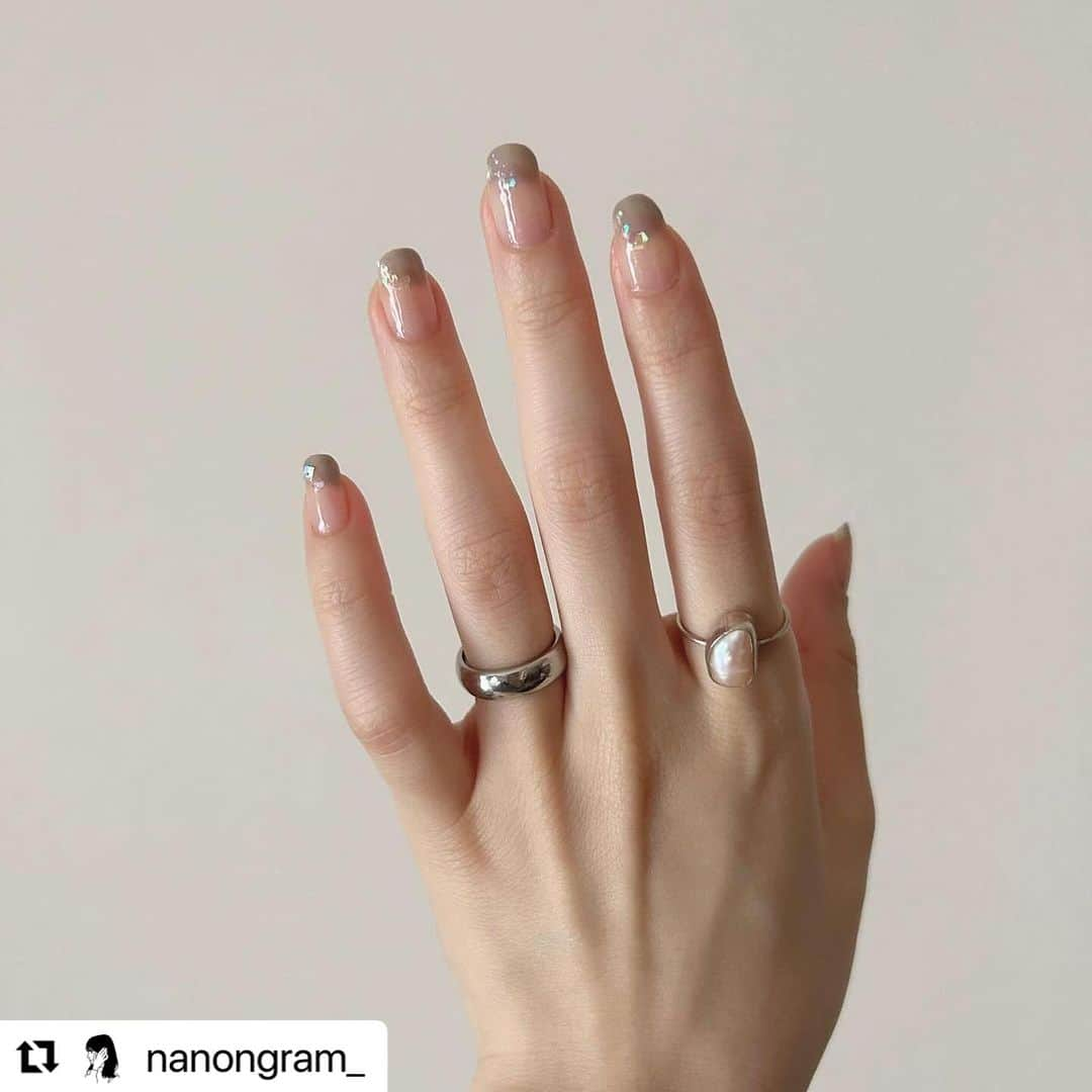 【PLANET NAIL（プラネット ネイル）】公式さんのインスタグラム写真 - (【PLANET NAIL（プラネット ネイル）】公式Instagram)「✰✰✰✰✰✰✰✰✰✰✰ PLANET Girl🪐 @nanongram_ さま♡  発売されたばかりの新色2色を使った シンプルおしゃれネイル🥺🩷 ナノンさんの手にかかれば なんでもオシャンに仕上がるのだ♡  ╍ ╍ ╍ ╍ ╍ ╍ ╍ ╍ ╍ ╍ ╍ ╍  。 11/20に発売したPLANETNAILの新色を2色使って 贅沢なラメネイル✨️✨️  @planet.jp  ご提供ありがとうごさいます🍀  #plb37 #ミルキーウェイの羅針盤 シルバーのホロラメをベースとし、 細かいピンクラメが混ざったまさに銀河系のようなカラー🌌  #plb38  #ユニヴェールの足跡  透明感溢れるホロラメはサイズが様々で神秘的なカラーです！ 載せ方によって飾りやアクセントになります💕  グレー @dear.a_japan_official  #se08   #ネイル #セルフネイル #planetgirl #プラネットネイル #planetnail #ラメネイル #ネイル好きさんと繋がりたい #セルフネイラーさんと繋がりたい #ポリッシュ #ポリッシュネイル #ポリッシュネイル部 #nail #deara」11月30日 15時19分 - planet.jp