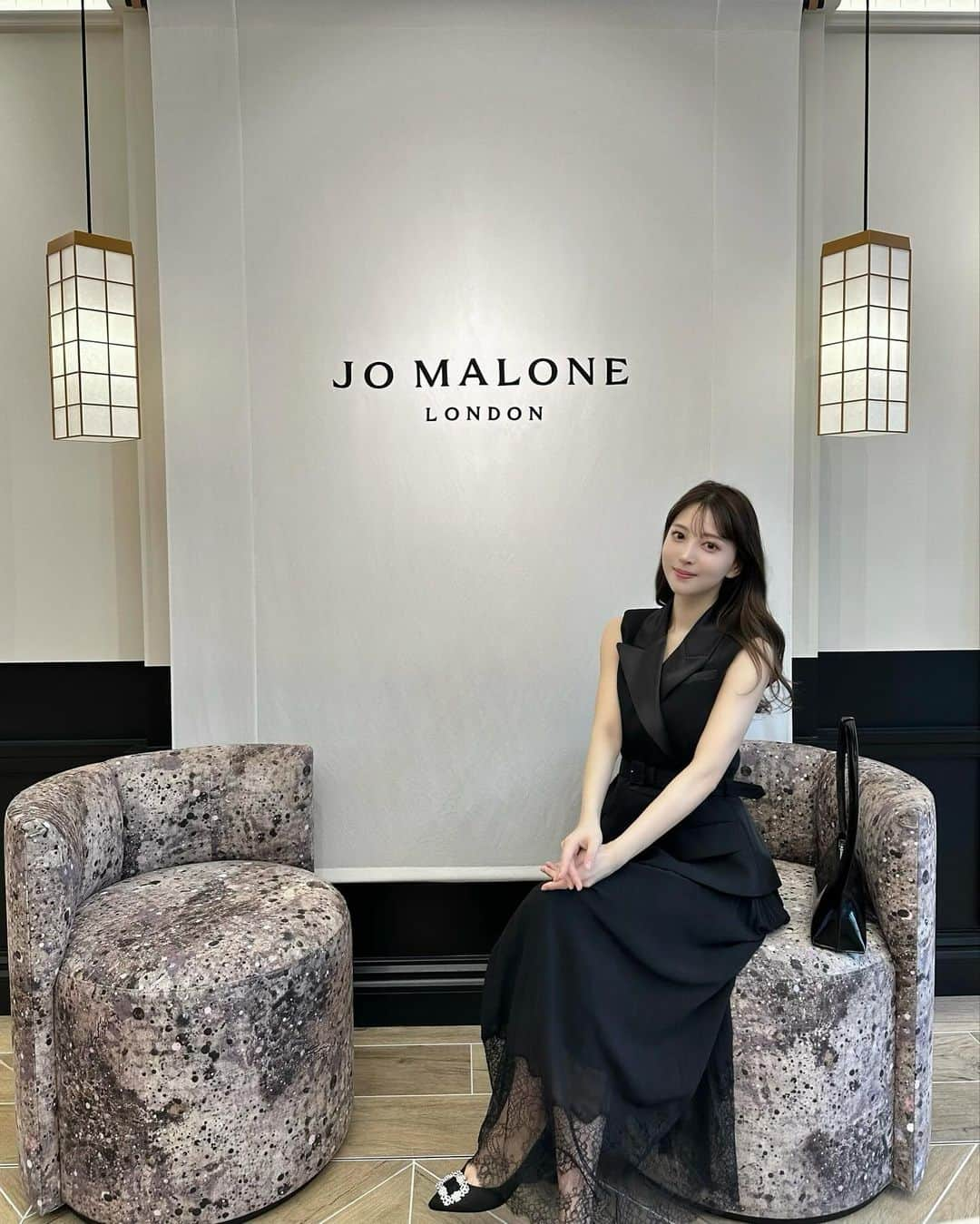 麻亜里のインスタグラム：「ジョー マローン ロンドン 代官山(フォレストゲート)が明日からOPENするよ🖤 @jomalonelondon   OPEN前のイベントにご招待いただきました🫶  大好きなジョー マローン 特にPeony & Blush Suedeの香りが大好きで 入浴剤で使ったり、脱衣所のディフューザーで愛用しています💐 甘いのに爽やかでモテ女子な香りで癒されるの🥹💞  店内は日本の伝統を取り入れて和紙が使われていたりラグジュアリーな雰囲気✨ ギフト用に好きなカラーのワックススタンプのサービスも嬉しい💝 代官山駅近く 是非行ってみてね🤍🖤  . #jomalonelondon #ジョーマローンロンドン #ジョーマローンロンドン代官山 #フォレストゲート代官山 #Forestgate Daikanyama #uniquelyyours #pr」