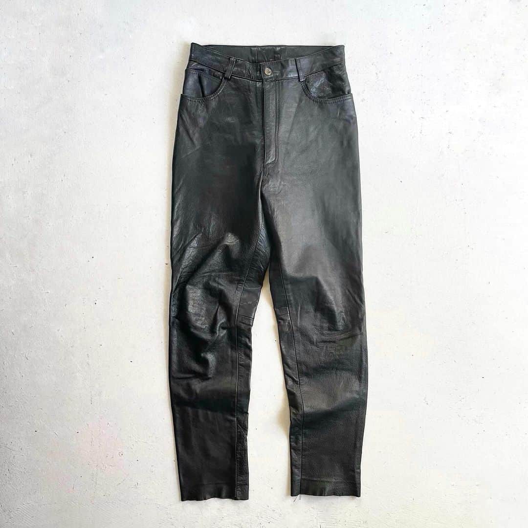 DROP...vintage select shopのインスタグラム：「Vintage Rum Leather  Tapered Pants  通称レザパン。 柔らかくて動きやすいラムレザーにかぎります。  W28×L28程度。」