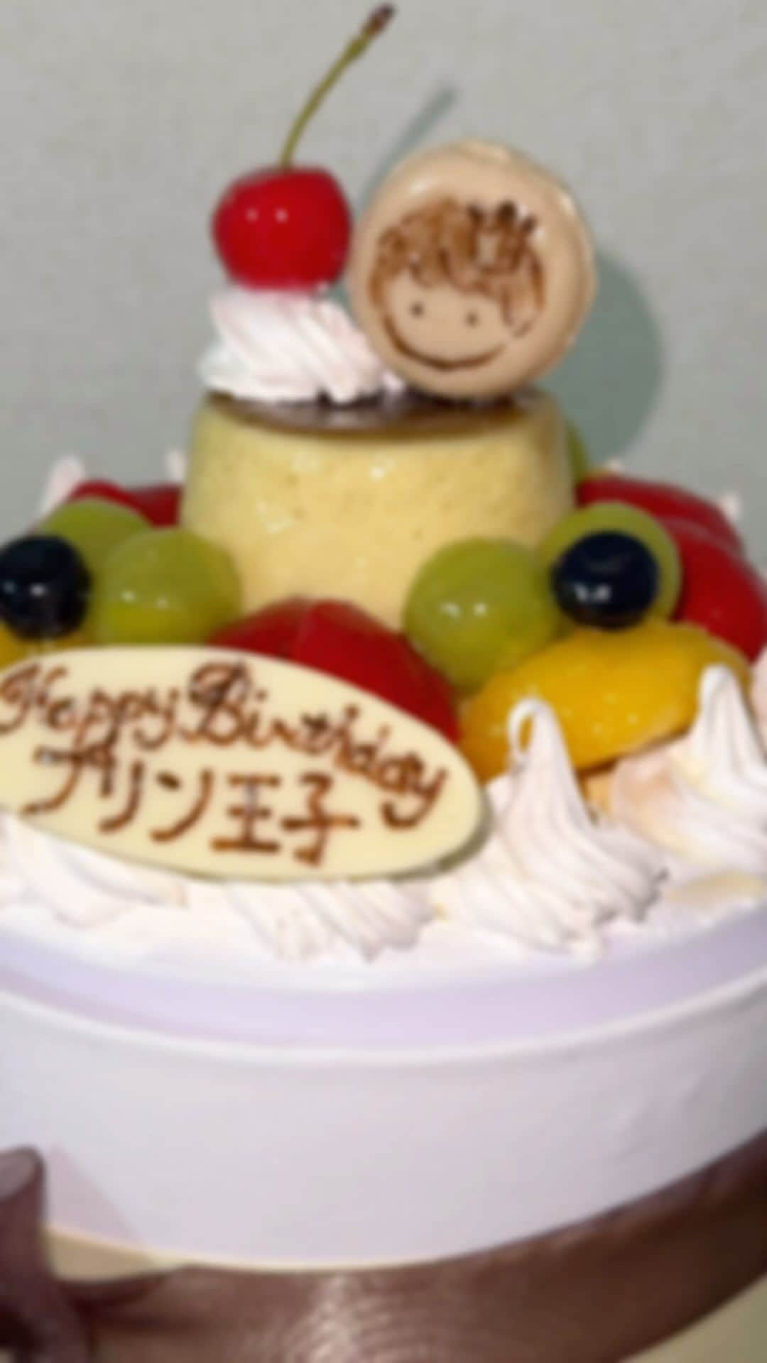 プリン王子のインスタグラム：「友達からもらったケーキが アレすぎた🎂  11/28が誕生日だったんだけど 中学時代の友だちからケーキが届いて 食べようとしたらびっくり！！！  なんと、このケーキ...  まさかのたべられないケーキなの🤣🎂 アカウントはこちら！ @creme_citron   昔から手先器用だったな〜！  わしのはフェイスタオルとバスタオルでできてるみたいで 他にもおむつケーキなるものもあるらしい！  プレゼントでもらったら うれしいやつ🙌  完全に知らない世界やった🌍  ということで、これからも 自分の視点でプリンの魅力を発信して プリンのおもしろさとか、おいしさをたくさんの人に 知ってもらえるようにがんばっていきますので 引き続きなにとぞよろしくお願いします🍮✨  #ケーキ #プリンケーキ #プリン #ケーキ #食べられないケーキ #誕生日 #誕生日プレゼント #プリン好き #プリン王子 #食べられないケーキ屋さん #おむつケーキ #pr  #勝手にpr」