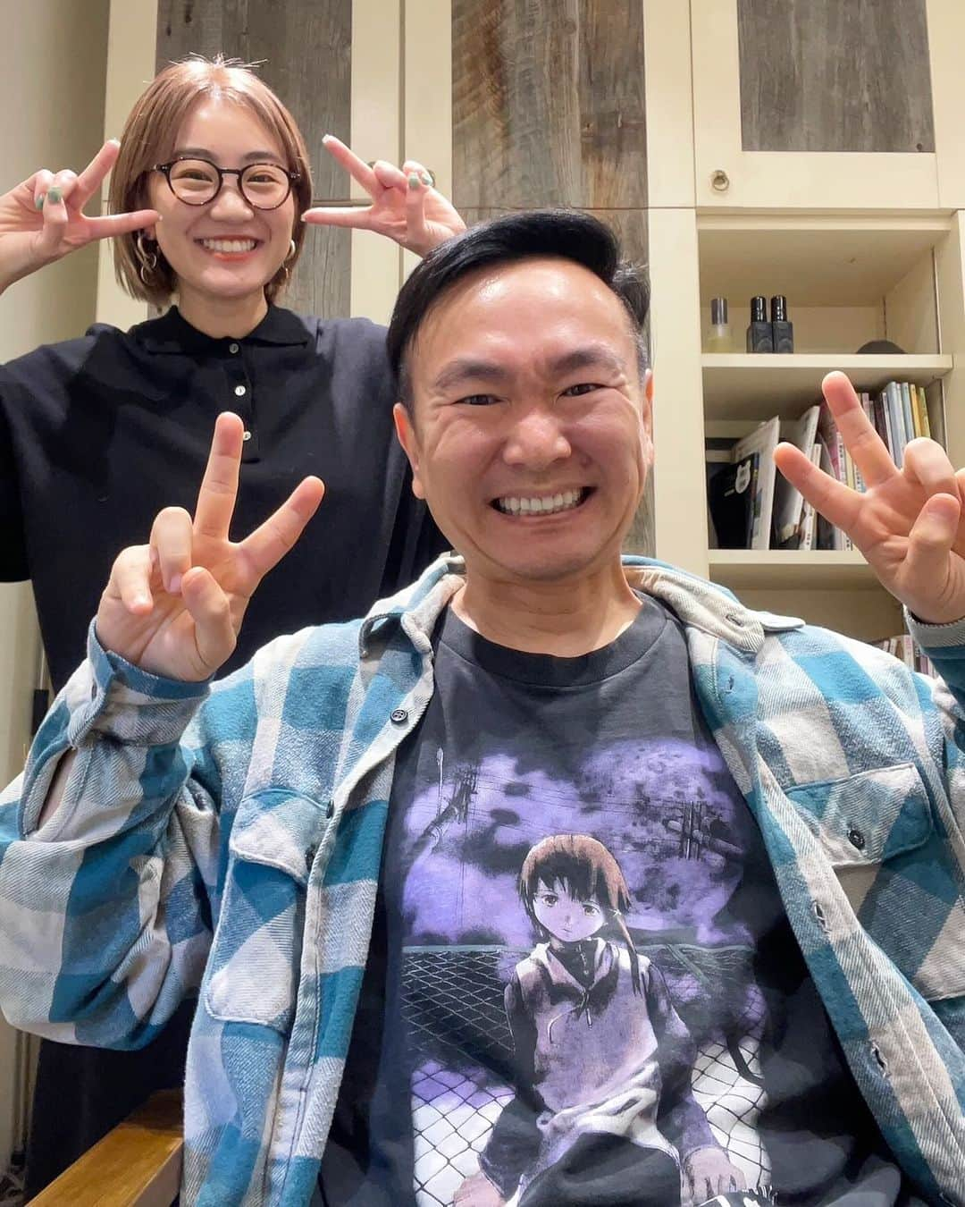 山内健司（かまいたち）さんのインスタグラム写真 - (山内健司（かまいたち）Instagram)「。 LONESS omotesandoで、りんこちゃんに切ってもらった✋  ローネスは最近は月1で行ってカットとカラーをしてもらってる🛀  白髪染めをカラーと言ってみました😂  カットの時は大体インスタで配信してるのでファンクラブアカウントのOMAETACHIの登録よろしく😚  Tシャツはserial experiment lian  トップピース３つ全部買った😆  1番メジャーなやつよね😚  かっこいい✋✋✋  フェイク多いから気をつけてね🔥  アウターはfive brothersのブロックチェック🫡  髭さんオススメのは間違いないです😂  かまいガチ見てくれましたか？😂  noaちゃん、会いたかったなぁ😱  #ヴィンテージTシャツ #serialexperimentslain  #かまいたち山内  #かまいガチ」11月30日 15時22分 - sneakerkenji0117