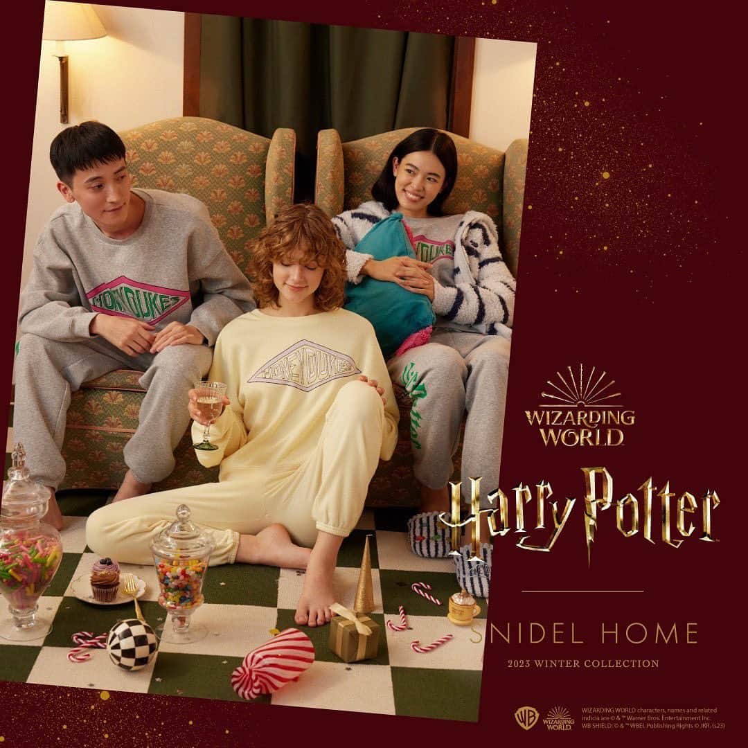 スナイデルのインスタグラム：「Harry Potter × SNIDEL HOME🪄︎︎✨  明日12.1(fri)から全国店舗にて発売開始!! オンラインストアにて完売しているアイテムもお買い求めいただけます！  昨年大人気を博したコレクションの第2弾！世界中から愛され続けている映画シリーズ「Harry Potter」をテーマにデザインされた、 フィーチャリングコレクションが登場！  今季は作品でもおなじみ、ホグワーツの「4つの寮｣と ホグワーツ魔法魔術学校の生徒たちが大好きなお菓子屋さん 「ハニーデュークス」にフォーカスを。🪄︎︎🍭 グラフィカルに彩られ、煌びやかな世界観を表現する。 まるで魔法にかけられたような、輝きが躍る Harry Potter Collection  #SNIDELHOME #BEAUTYHOMEDRESS #美容パジャマ #ルームウェア  #ハリーポッター #グリフィンドール #スリザリン #ハッフルパフ #レイブンクロー #ハニーデュークス @snidel_home_official @snidel_official @snidel_official_snap @marshmallow_presscat」