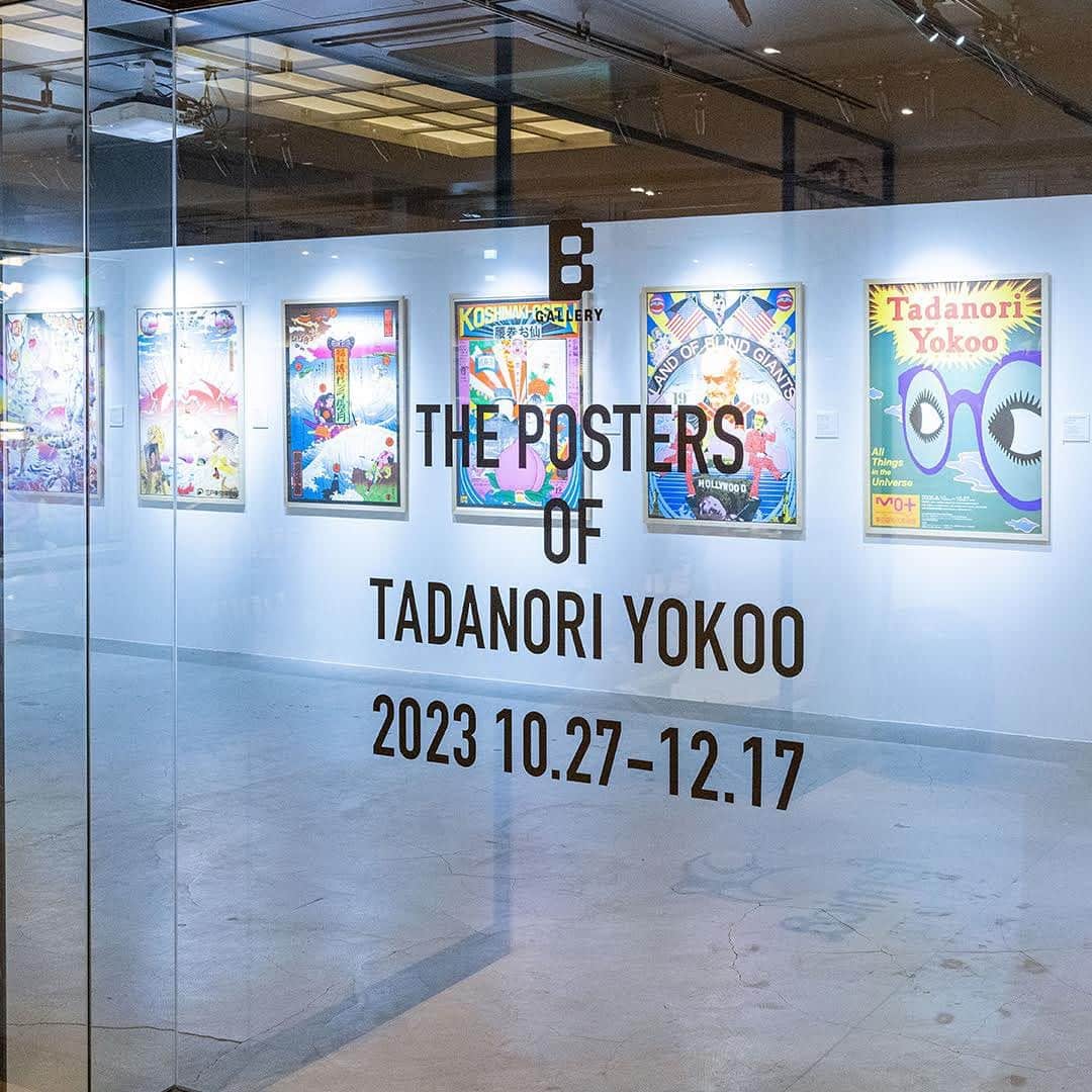 BEAMS JAPANさんのインスタグラム写真 - (BEAMS JAPANInstagram)「美術家 @tadanori_yokoo の手掛けたポスター作品を集めた展示 “THE POSTERS OF TADANORI YOKOO” が東京・新宿 @beams_japan 5F の @b_gallery_official にて12月17日（日）まで開催中。会場内には横尾氏のデザイナー時代から2000年代までに制作した作品の中から厳選したポスターが並ぶ。横尾氏本人も「ポスターだけの展示はあまりない」と語るように、本展はこれまでほとんど展示の機会がなかったポスターの実物が観れる貴重な機会となっている。また、4Fの @tokyo_cultuart では、NOWHAW や SSZ などのブランドが今回のために制作したスペシャルなアイテムも販売中だ。 『Hypebeast』は今回の展示の開催に際し、87歳を迎えたいまもなお精力的に作品制作を続ける巨匠のアトリエを訪ね、その創作の秘密を訊いた。 続きは @hypebeastjp のプロフィールから  #beams #bgallery #tokyocultuartbybeams #tadanoriyokoo  #sponsored」11月30日 15時26分 - beams_japan