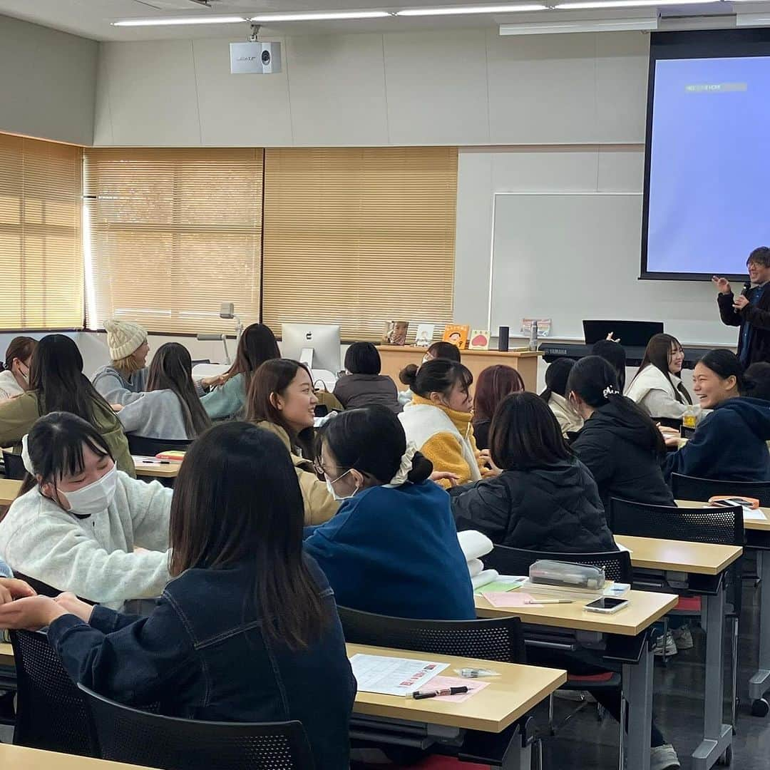 福岡女子短期大学さんのインスタグラム写真 - (福岡女子短期大学Instagram)「💠子ども学科「社会人入門」  先日、元保育士であり、カタヨリ絵本店　店主でいらっしゃる塩川宏樹先生にご講演いただきました。  保育の話や、たくさんの遊びうた、絵本を紹介してくださり、また、学生たちのイキイキとした声や表情を引き出していただき、とても楽しい講演でした✨  塩川先生、ありがとうございました 👏  #子ども学科 #保育士の卵 #幼稚園教諭の卵  ;:*:;:*:;:*:;:*:;:*:;:*:;:*:;:*:;:*:;:*:;:*:;:*:; 🏷 #子どもとの交流で身に付ける実践力 🏷 #保育者への道を確実にサポート 🏷 #音楽科との連携で音楽教育を充実 *:;:*:;:*:;:*:;:*:;:*:;:*:;:*:;:*:;:*:;:*:;:*:;:  この投稿をご覧になって「いいね👍」「役に立った」と思われた方は、 @fukuoka_wjc をフォローをお願いします🥺 . ========[ お知らせ ]======== 福岡女子短期大学の資料（2024大学案内📕学生募集要項）を無料送付中です。プロフィールのリンクからお気軽に申し込みください🌟 ========================= . 子ども学科/健康栄養学科 音楽科/文化教養学科 . 福岡女子短期大学 住所：‪‪‪‪福岡県太宰府市五条四丁目16番‬1号‬‬‬ tel：‪‪‪092-922-4034‬‬‬（代表)  #福岡女子短期大学 #福岡女子短期大学子ども学科 #カタヨリ絵本店  #遊びうた　#手遊び #福岡女子短期大学 #子ども学科」11月30日 15時27分 - fukuoka_wjc