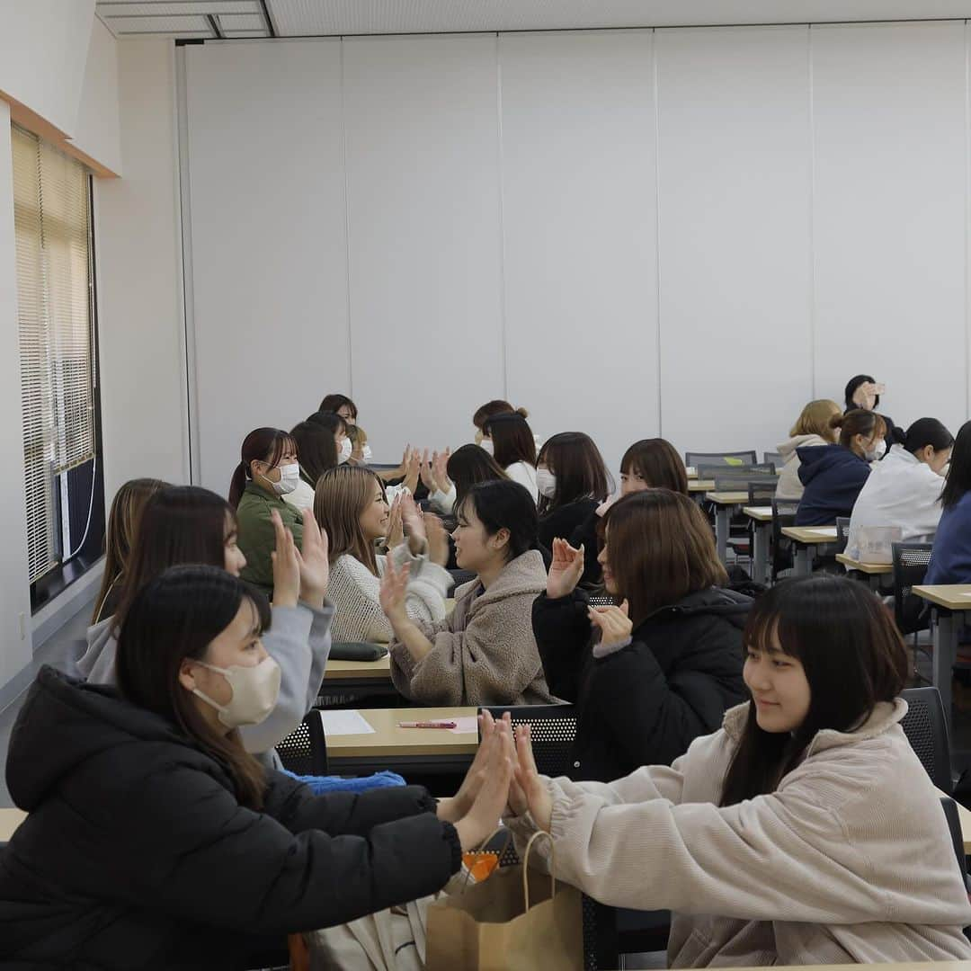 福岡女子短期大学さんのインスタグラム写真 - (福岡女子短期大学Instagram)「💠子ども学科「社会人入門」  先日、元保育士であり、カタヨリ絵本店　店主でいらっしゃる塩川宏樹先生にご講演いただきました。  保育の話や、たくさんの遊びうた、絵本を紹介してくださり、また、学生たちのイキイキとした声や表情を引き出していただき、とても楽しい講演でした✨  塩川先生、ありがとうございました 👏  #子ども学科 #保育士の卵 #幼稚園教諭の卵  ;:*:;:*:;:*:;:*:;:*:;:*:;:*:;:*:;:*:;:*:;:*:;:*:; 🏷 #子どもとの交流で身に付ける実践力 🏷 #保育者への道を確実にサポート 🏷 #音楽科との連携で音楽教育を充実 *:;:*:;:*:;:*:;:*:;:*:;:*:;:*:;:*:;:*:;:*:;:*:;:  この投稿をご覧になって「いいね👍」「役に立った」と思われた方は、 @fukuoka_wjc をフォローをお願いします🥺 . ========[ お知らせ ]======== 福岡女子短期大学の資料（2024大学案内📕学生募集要項）を無料送付中です。プロフィールのリンクからお気軽に申し込みください🌟 ========================= . 子ども学科/健康栄養学科 音楽科/文化教養学科 . 福岡女子短期大学 住所：‪‪‪‪福岡県太宰府市五条四丁目16番‬1号‬‬‬ tel：‪‪‪092-922-4034‬‬‬（代表)  #福岡女子短期大学 #福岡女子短期大学子ども学科 #カタヨリ絵本店  #遊びうた　#手遊び #福岡女子短期大学 #子ども学科」11月30日 15時27分 - fukuoka_wjc