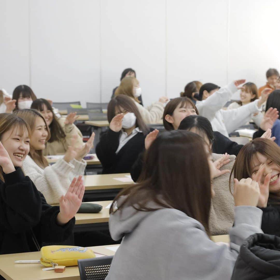 福岡女子短期大学さんのインスタグラム写真 - (福岡女子短期大学Instagram)「💠子ども学科「社会人入門」  先日、元保育士であり、カタヨリ絵本店　店主でいらっしゃる塩川宏樹先生にご講演いただきました。  保育の話や、たくさんの遊びうた、絵本を紹介してくださり、また、学生たちのイキイキとした声や表情を引き出していただき、とても楽しい講演でした✨  塩川先生、ありがとうございました 👏  #子ども学科 #保育士の卵 #幼稚園教諭の卵  ;:*:;:*:;:*:;:*:;:*:;:*:;:*:;:*:;:*:;:*:;:*:;:*:; 🏷 #子どもとの交流で身に付ける実践力 🏷 #保育者への道を確実にサポート 🏷 #音楽科との連携で音楽教育を充実 *:;:*:;:*:;:*:;:*:;:*:;:*:;:*:;:*:;:*:;:*:;:*:;:  この投稿をご覧になって「いいね👍」「役に立った」と思われた方は、 @fukuoka_wjc をフォローをお願いします🥺 . ========[ お知らせ ]======== 福岡女子短期大学の資料（2024大学案内📕学生募集要項）を無料送付中です。プロフィールのリンクからお気軽に申し込みください🌟 ========================= . 子ども学科/健康栄養学科 音楽科/文化教養学科 . 福岡女子短期大学 住所：‪‪‪‪福岡県太宰府市五条四丁目16番‬1号‬‬‬ tel：‪‪‪092-922-4034‬‬‬（代表)  #福岡女子短期大学 #福岡女子短期大学子ども学科 #カタヨリ絵本店  #遊びうた　#手遊び #福岡女子短期大学 #子ども学科」11月30日 15時27分 - fukuoka_wjc