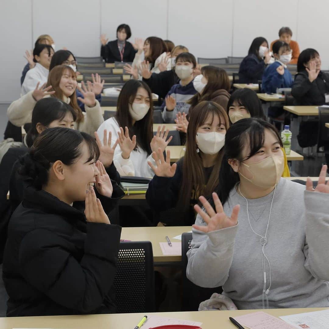 福岡女子短期大学さんのインスタグラム写真 - (福岡女子短期大学Instagram)「💠子ども学科「社会人入門」  先日、元保育士であり、カタヨリ絵本店　店主でいらっしゃる塩川宏樹先生にご講演いただきました。  保育の話や、たくさんの遊びうた、絵本を紹介してくださり、また、学生たちのイキイキとした声や表情を引き出していただき、とても楽しい講演でした✨  塩川先生、ありがとうございました 👏  #子ども学科 #保育士の卵 #幼稚園教諭の卵  ;:*:;:*:;:*:;:*:;:*:;:*:;:*:;:*:;:*:;:*:;:*:;:*:; 🏷 #子どもとの交流で身に付ける実践力 🏷 #保育者への道を確実にサポート 🏷 #音楽科との連携で音楽教育を充実 *:;:*:;:*:;:*:;:*:;:*:;:*:;:*:;:*:;:*:;:*:;:*:;:  この投稿をご覧になって「いいね👍」「役に立った」と思われた方は、 @fukuoka_wjc をフォローをお願いします🥺 . ========[ お知らせ ]======== 福岡女子短期大学の資料（2024大学案内📕学生募集要項）を無料送付中です。プロフィールのリンクからお気軽に申し込みください🌟 ========================= . 子ども学科/健康栄養学科 音楽科/文化教養学科 . 福岡女子短期大学 住所：‪‪‪‪福岡県太宰府市五条四丁目16番‬1号‬‬‬ tel：‪‪‪092-922-4034‬‬‬（代表)  #福岡女子短期大学 #福岡女子短期大学子ども学科 #カタヨリ絵本店  #遊びうた　#手遊び #福岡女子短期大学 #子ども学科」11月30日 15時27分 - fukuoka_wjc