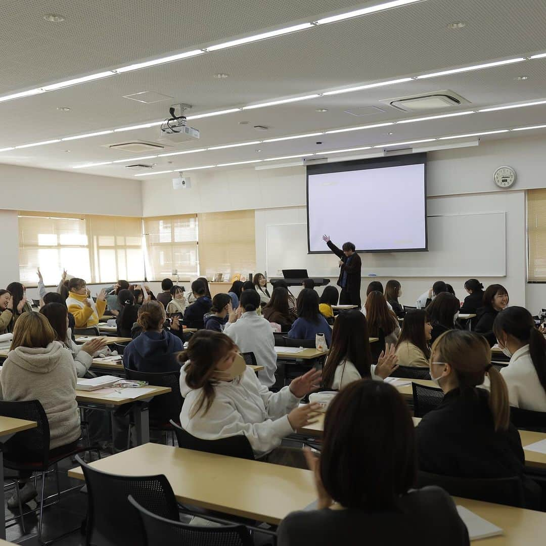 福岡女子短期大学さんのインスタグラム写真 - (福岡女子短期大学Instagram)「💠子ども学科「社会人入門」  先日、元保育士であり、カタヨリ絵本店　店主でいらっしゃる塩川宏樹先生にご講演いただきました。  保育の話や、たくさんの遊びうた、絵本を紹介してくださり、また、学生たちのイキイキとした声や表情を引き出していただき、とても楽しい講演でした✨  塩川先生、ありがとうございました 👏  #子ども学科 #保育士の卵 #幼稚園教諭の卵  ;:*:;:*:;:*:;:*:;:*:;:*:;:*:;:*:;:*:;:*:;:*:;:*:; 🏷 #子どもとの交流で身に付ける実践力 🏷 #保育者への道を確実にサポート 🏷 #音楽科との連携で音楽教育を充実 *:;:*:;:*:;:*:;:*:;:*:;:*:;:*:;:*:;:*:;:*:;:*:;:  この投稿をご覧になって「いいね👍」「役に立った」と思われた方は、 @fukuoka_wjc をフォローをお願いします🥺 . ========[ お知らせ ]======== 福岡女子短期大学の資料（2024大学案内📕学生募集要項）を無料送付中です。プロフィールのリンクからお気軽に申し込みください🌟 ========================= . 子ども学科/健康栄養学科 音楽科/文化教養学科 . 福岡女子短期大学 住所：‪‪‪‪福岡県太宰府市五条四丁目16番‬1号‬‬‬ tel：‪‪‪092-922-4034‬‬‬（代表)  #福岡女子短期大学 #福岡女子短期大学子ども学科 #カタヨリ絵本店  #遊びうた　#手遊び #福岡女子短期大学 #子ども学科」11月30日 15時27分 - fukuoka_wjc