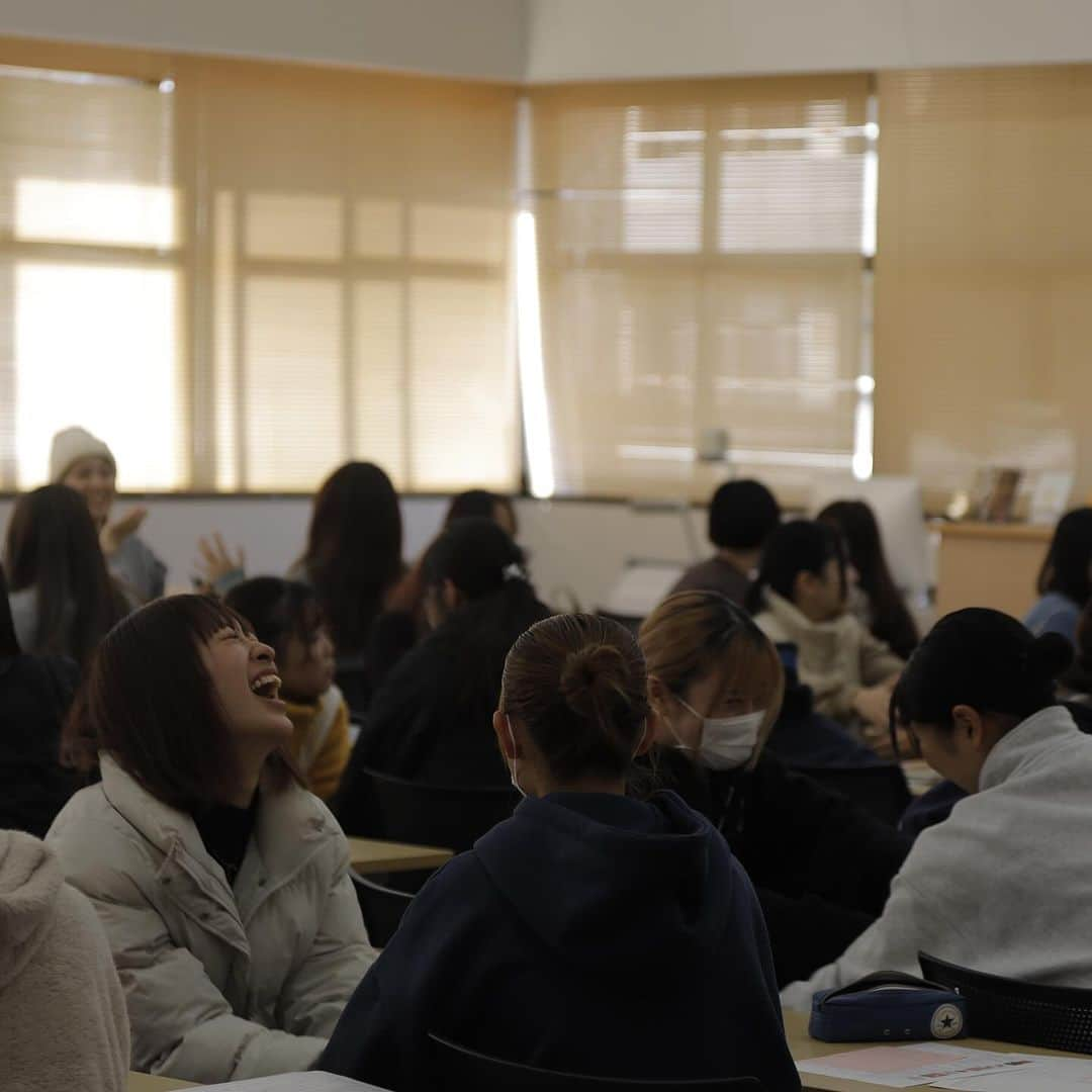 福岡女子短期大学さんのインスタグラム写真 - (福岡女子短期大学Instagram)「💠子ども学科「社会人入門」  先日、元保育士であり、カタヨリ絵本店　店主でいらっしゃる塩川宏樹先生にご講演いただきました。  保育の話や、たくさんの遊びうた、絵本を紹介してくださり、また、学生たちのイキイキとした声や表情を引き出していただき、とても楽しい講演でした✨  塩川先生、ありがとうございました 👏  #子ども学科 #保育士の卵 #幼稚園教諭の卵  ;:*:;:*:;:*:;:*:;:*:;:*:;:*:;:*:;:*:;:*:;:*:;:*:; 🏷 #子どもとの交流で身に付ける実践力 🏷 #保育者への道を確実にサポート 🏷 #音楽科との連携で音楽教育を充実 *:;:*:;:*:;:*:;:*:;:*:;:*:;:*:;:*:;:*:;:*:;:*:;:  この投稿をご覧になって「いいね👍」「役に立った」と思われた方は、 @fukuoka_wjc をフォローをお願いします🥺 . ========[ お知らせ ]======== 福岡女子短期大学の資料（2024大学案内📕学生募集要項）を無料送付中です。プロフィールのリンクからお気軽に申し込みください🌟 ========================= . 子ども学科/健康栄養学科 音楽科/文化教養学科 . 福岡女子短期大学 住所：‪‪‪‪福岡県太宰府市五条四丁目16番‬1号‬‬‬ tel：‪‪‪092-922-4034‬‬‬（代表)  #福岡女子短期大学 #福岡女子短期大学子ども学科 #カタヨリ絵本店  #遊びうた　#手遊び #福岡女子短期大学 #子ども学科」11月30日 15時27分 - fukuoka_wjc