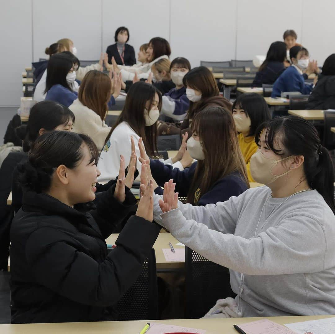 福岡女子短期大学さんのインスタグラム写真 - (福岡女子短期大学Instagram)「💠子ども学科「社会人入門」  先日、元保育士であり、カタヨリ絵本店　店主でいらっしゃる塩川宏樹先生にご講演いただきました。  保育の話や、たくさんの遊びうた、絵本を紹介してくださり、また、学生たちのイキイキとした声や表情を引き出していただき、とても楽しい講演でした✨  塩川先生、ありがとうございました 👏  #子ども学科 #保育士の卵 #幼稚園教諭の卵  ;:*:;:*:;:*:;:*:;:*:;:*:;:*:;:*:;:*:;:*:;:*:;:*:; 🏷 #子どもとの交流で身に付ける実践力 🏷 #保育者への道を確実にサポート 🏷 #音楽科との連携で音楽教育を充実 *:;:*:;:*:;:*:;:*:;:*:;:*:;:*:;:*:;:*:;:*:;:*:;:  この投稿をご覧になって「いいね👍」「役に立った」と思われた方は、 @fukuoka_wjc をフォローをお願いします🥺 . ========[ お知らせ ]======== 福岡女子短期大学の資料（2024大学案内📕学生募集要項）を無料送付中です。プロフィールのリンクからお気軽に申し込みください🌟 ========================= . 子ども学科/健康栄養学科 音楽科/文化教養学科 . 福岡女子短期大学 住所：‪‪‪‪福岡県太宰府市五条四丁目16番‬1号‬‬‬ tel：‪‪‪092-922-4034‬‬‬（代表)  #福岡女子短期大学 #福岡女子短期大学子ども学科 #カタヨリ絵本店  #遊びうた　#手遊び #福岡女子短期大学 #子ども学科」11月30日 15時27分 - fukuoka_wjc