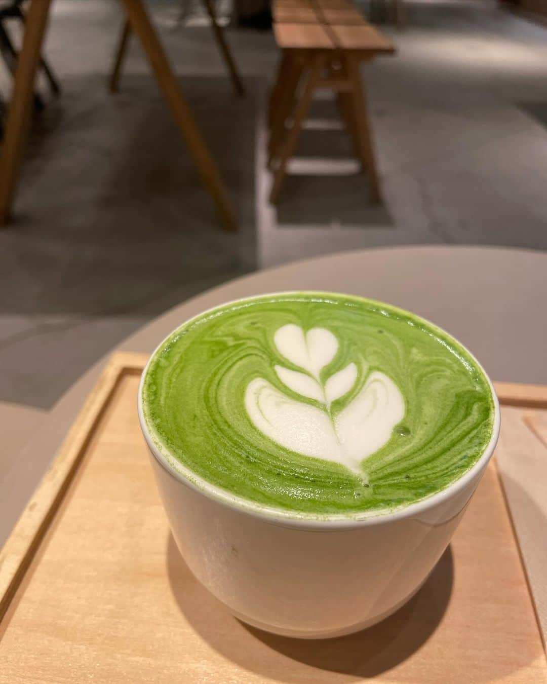 芝彰子のインスタグラム：「🍵  朝はコーヒーかチャイか抹茶ラテ。  . この時期は体を温めてくれるチャイが多いけれど 大体15時までの時間帯はこのチョイス☺︎  15時以降はカフェインで 睡眠の質💤を妨げてしまわないように ノンカフェインのものにしてます  ◉抹茶のカフェインは 　コーヒーよりも多いとも言われていて 　強い抗酸化作用とカテキンの抗菌・免疫力が◎  体温が1度下がると免疫力が30%も下がるので 寒くなってきたこの時期は身体温めてくれるチャイや 免疫力をアップしてくれる抹茶は👍✨  ♢  小さい頃からお抹茶好きで 日本庭園や公園にお茶処を見つけては 2人してお抹茶とお菓子🍡を愉しんでいた 渋い私たち姉妹👭💕笑  .  #この抹茶ラテおいしかったな  #抹茶効果 #お抹茶 #お抹茶サロン #健康と美容 #美容効果 #抹茶ラテ #カフェイン #免疫力アップ #カフェインの摂り方 #chai #matcha #matchalatte」