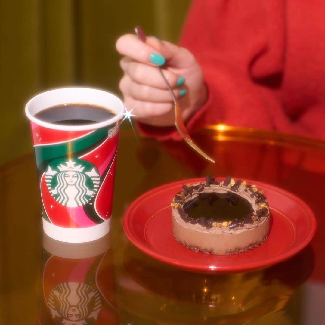 スターバックス JPのインスタグラム：「😋🎄 いよいよ明日から12月🎅 クリスマス気分も一層高まってきましたね😊 お店にも、華やかなデザートやフードが並んでいます。 コーヒーと一緒に楽しむなら、どれを選びますか？  🤎→ #チョコレートクランブルムースケーキ 🧡→ #チョコレートクリームドーナツ 💛→ #キャラメルトフィースコーン 💚→ #宇治抹茶シフォンケーキ 🩷→ #ハムandクリームチーズ石窯カンパーニュ  #スターバックス」