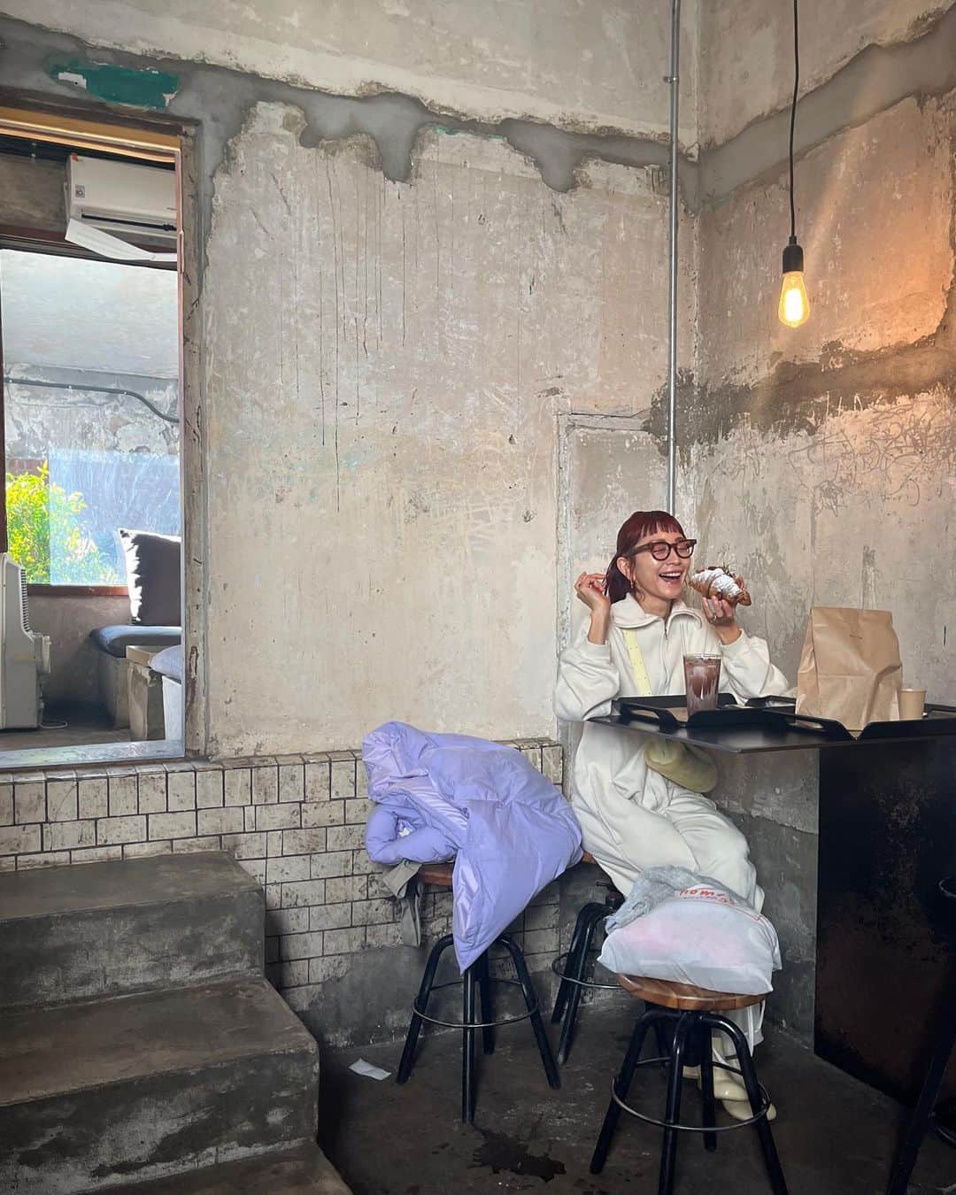 EMILY/BLUEのインスタグラム：「朝は行きたかった onionへ〜🍞🥐🥖  今まで食べた中で1番激うまクロワッサン🤩☕️  #韓国旅行 #韓国 #onioncafe #パン屋 #cafe #ファッション #海のある生活 #海のある暮らし #インテリア #男の子ママ #女の子ママ #海の見える家 #赤髪 #ミディアムヘア #前髪ぱっつん」