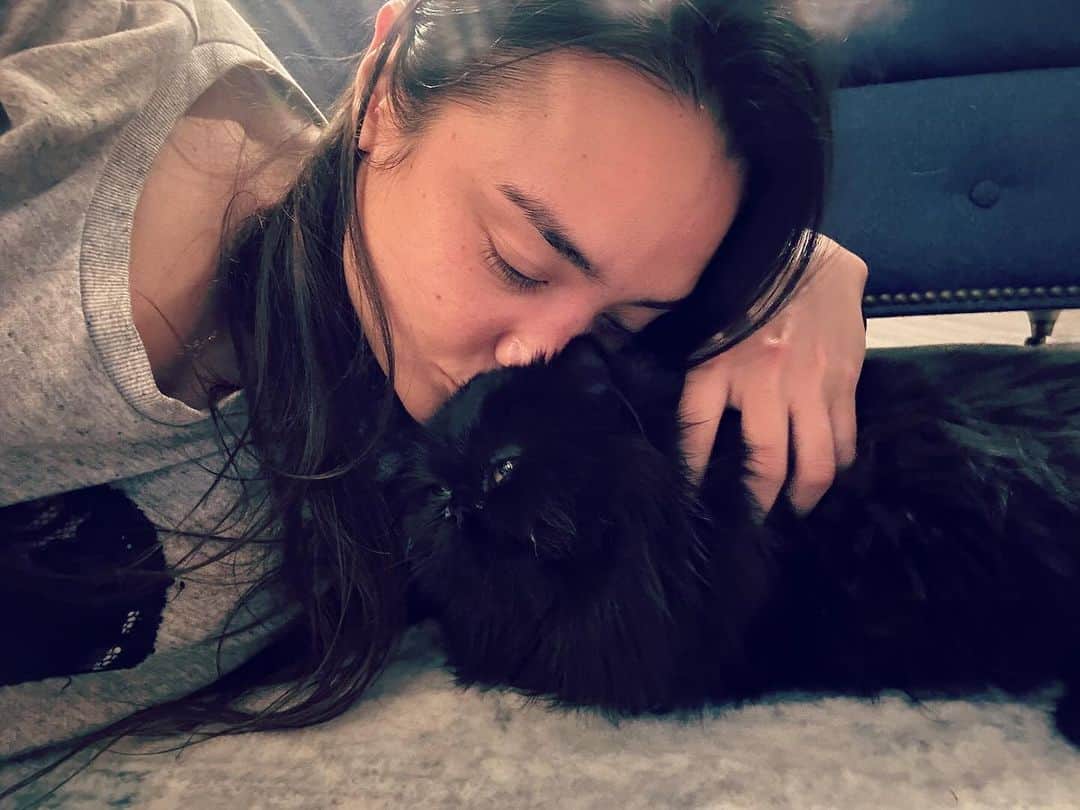 加賀美セイラのインスタグラム：「It takes time for these animals to get use to you which is quite interesting. It’s not THAT easy but it is, at the same time, as long as you know how you can show them the love🫶あー、大変だったこの黒姫猫、最初めっちゃ嫌われてたけど、1時間したら、こぅよ。慣れと、愛が浸透して毎朝ベッドに上がって構ってくる感。たまらないです🥰」