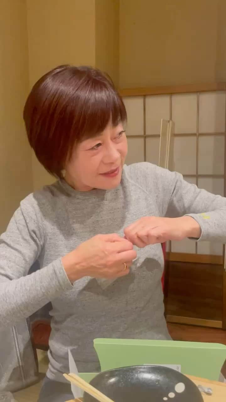 神野美伽のインスタグラム：「11月30日  昨日、 お好み焼き屋さんでカメラマンのKUMIさんから「嬉しい！」お煎餅をいただきました。  私の写真がお砂糖味でプリントされています！  もったいなくてそうそう食べられないですよ（笑）  しかし、 動画の中の私は上機嫌すぎて、まるで酔っ払いですね（笑） これでも、素面（シラフ）です。 あ〜、こわッ（笑）  #お好み焼き　#人形町松浪　#しらふ　#酔っ払い」