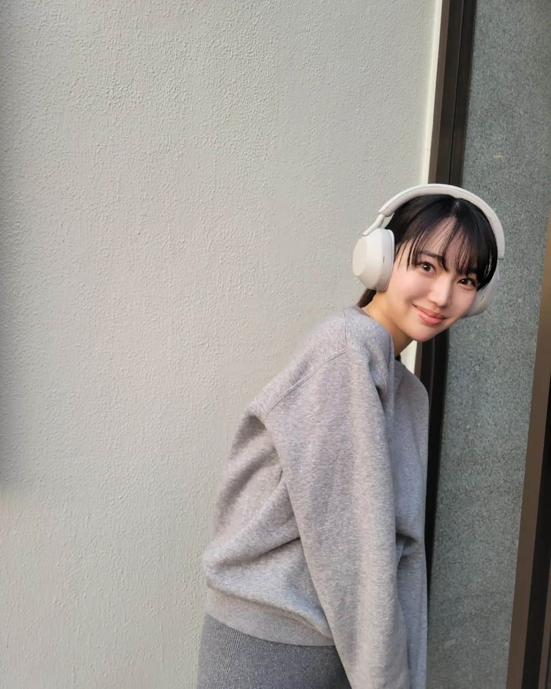 保坂玲奈さんのインスタグラム写真 - (保坂玲奈Instagram)「ヘッドホン女子デビュー🎧⁡ ⁡⁡⁡⁡⁡ ⁡マーシャルで椎名林檎を聴くか悩んだけど、⁡ ⁡バランスの良いsonyにした ⁡ ⁡ミニマルな無駄のないデザインと⁡ ⁡感覚的な操作が良い、、、🖤 ⁡⁡⁡ ⁡⁡⁡ ⁡⁡ ⁡ ⁡#クリスマス⁡ #欲しかったんだ🥹⁡⁡ ⁡#ありがとう ⁡#sony #ヘッドホン#ヘッドホン女子」11月30日 15時41分 - __renao_0707