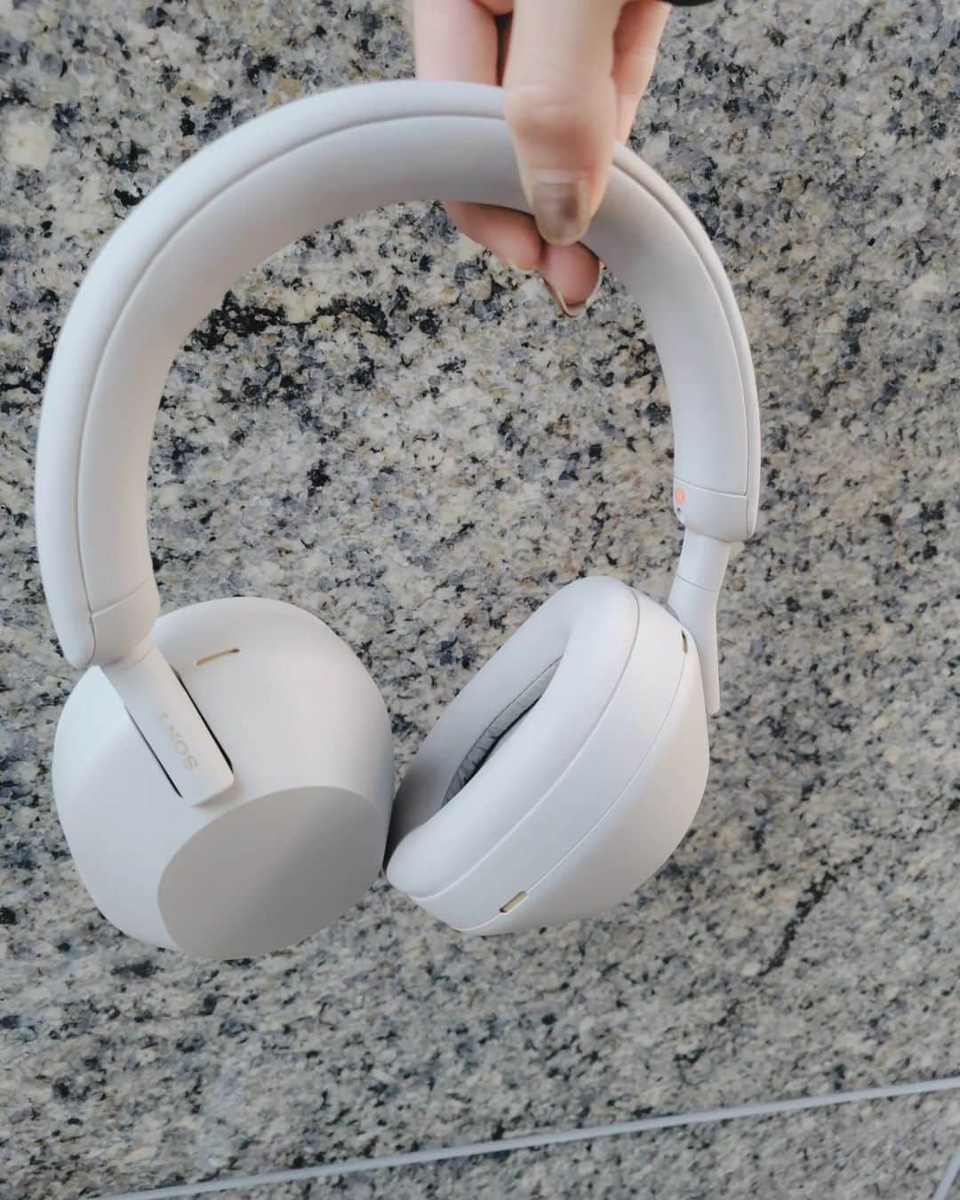 保坂玲奈さんのインスタグラム写真 - (保坂玲奈Instagram)「ヘッドホン女子デビュー🎧⁡ ⁡⁡⁡⁡⁡ ⁡マーシャルで椎名林檎を聴くか悩んだけど、⁡ ⁡バランスの良いsonyにした ⁡ ⁡ミニマルな無駄のないデザインと⁡ ⁡感覚的な操作が良い、、、🖤 ⁡⁡⁡ ⁡⁡⁡ ⁡⁡ ⁡ ⁡#クリスマス⁡ #欲しかったんだ🥹⁡⁡ ⁡#ありがとう ⁡#sony #ヘッドホン#ヘッドホン女子」11月30日 15時41分 - __renao_0707
