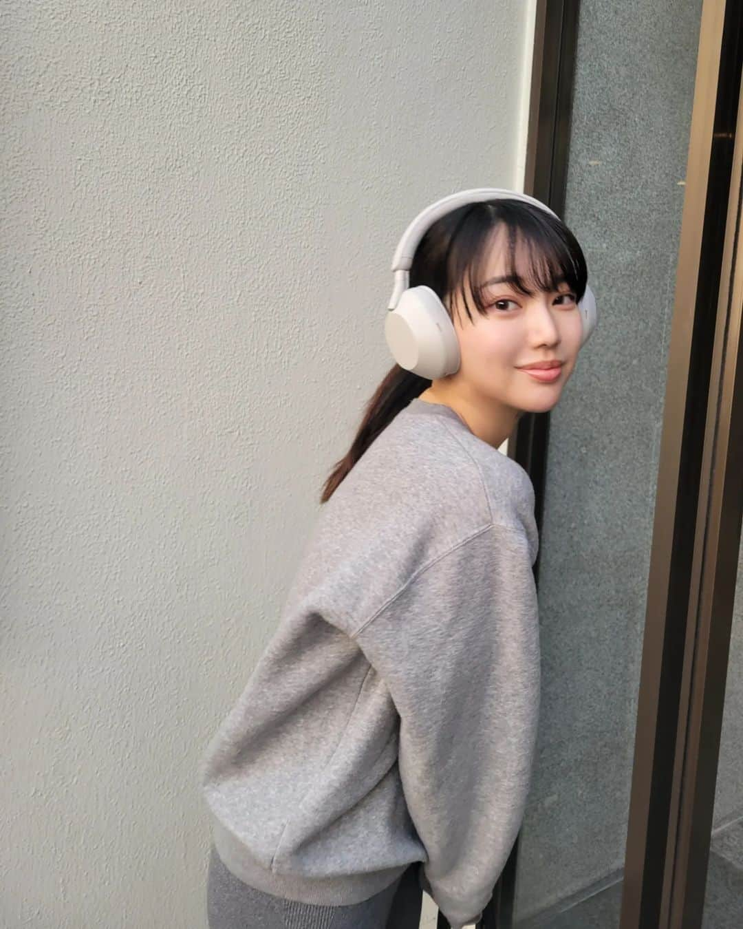 保坂玲奈のインスタグラム：「ヘッドホン女子デビュー🎧⁡ ⁡⁡⁡⁡⁡ ⁡マーシャルで椎名林檎を聴くか悩んだけど、⁡ ⁡バランスの良いsonyにした ⁡ ⁡ミニマルな無駄のないデザインと⁡ ⁡感覚的な操作が良い、、、🖤 ⁡⁡⁡ ⁡⁡⁡ ⁡⁡ ⁡ ⁡#クリスマス⁡ #欲しかったんだ🥹⁡⁡ ⁡#ありがとう ⁡#sony #ヘッドホン#ヘッドホン女子」