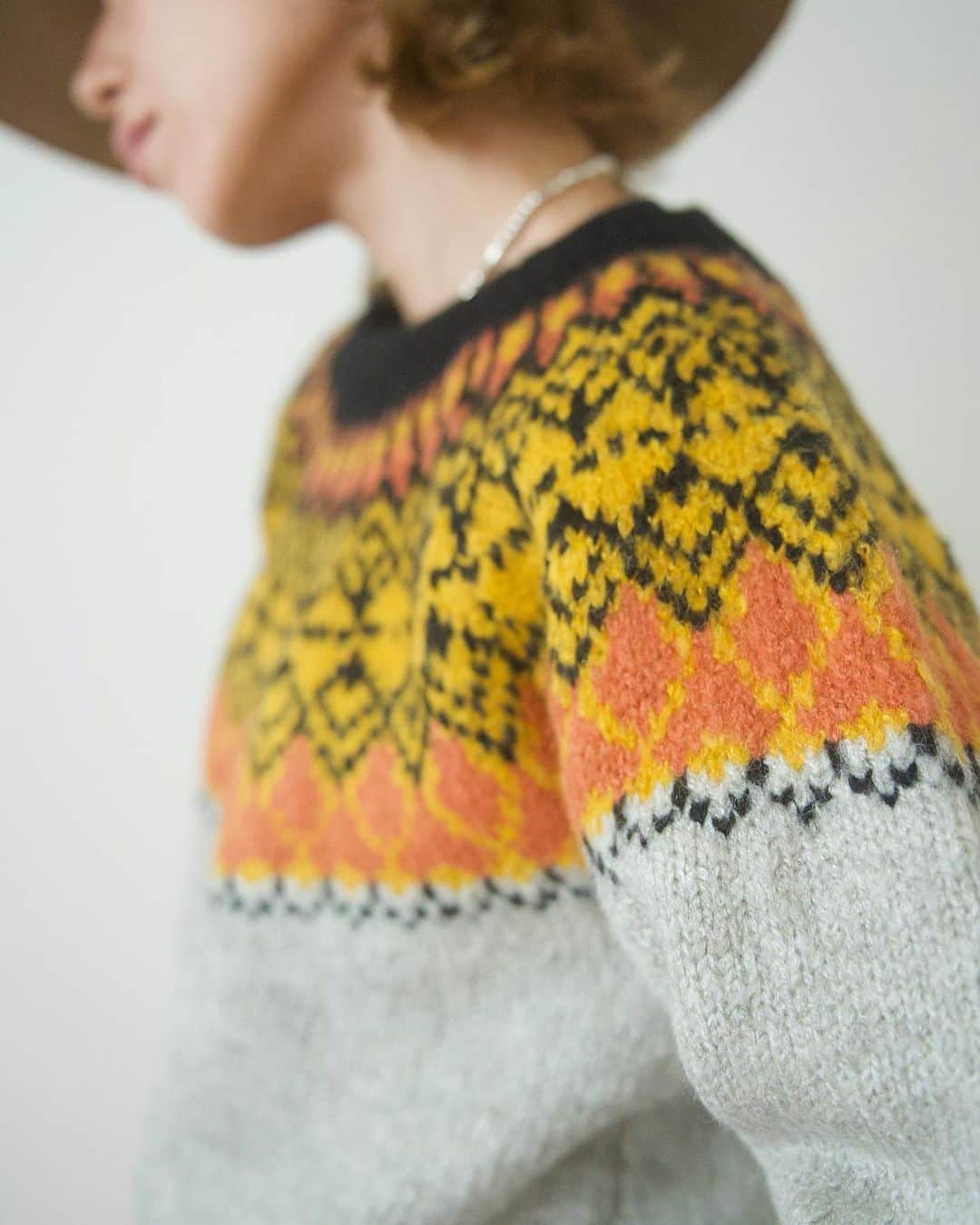 階上実穂さんのインスタグラム写真 - (階上実穂Instagram)「まーたまた可愛いセーターが入荷したよー🫣🤍 本日𝟤𝟢:𝟢𝟢発売の𝖥𝖠𝖨𝖱 𝖨𝖲𝖫𝖤 𝖪𝖭𝖨𝖳⑅◡̈*  この前さっそく𝖢𝖺𝗆𝗉に着てったら可愛いかったやつ🫶🏽今年の𝖲𝗎𝗇𝖵𝗂𝗏𝗂𝖺𝗇はニット祭りで最高だねっ🧶」11月30日 15時44分 - miho_ishigami