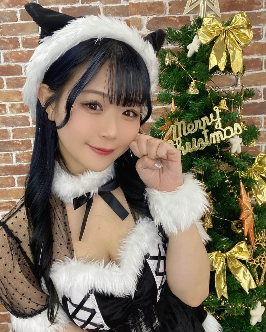 水月桃子のインスタグラム：「昨日はクリアストーンさんの試着会にいってきました🎅🎄 リリパレのルナキャット🌙 清楚感もあるし リボンの編み上げが可愛くて、スカートもボリュームがあるのでお気に入りです🖤 なんといまクリアストーンさんのサイトでSALEしていてお安く購入ができますよ💕 . . . . #クリアストーン #clearstone #サンタコスプレ #サンタコス #サンタクロース #クリスマスコスプレ #xmascostume #cosplay #cosplayer #可愛いサンタ #冬コスチューム」