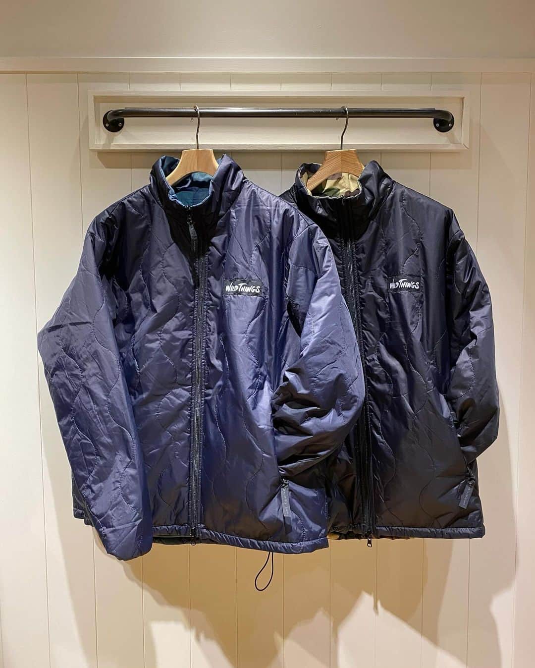 ビームス神戸のインスタグラム：「. 🔥【new arrival】🔥  WILD THINGS × BEAMS /  別注 Reversible Quilted Jacket  item no: 11-18-1563-585 price: ¥36,300-（tax in）  90年代に誕生した〈WILD THINGS（ワイルドシングス）〉アーカイブモデル"リバーシブルフーデッドジャケット"を基にリバーシブル仕様はそのままに、フードを無くしスタンド型へ変更した一品。  ───────────────── 🔎商品の問い合わせ🔍は、 電話 or DM でも承っております。 ⚠️営業時間中での返答となりますので、 お時間がかかる可能性がございます。 予めご了承下さいませ。  オンラインショップの商品ページより、 《ネット取り置き・取り寄せ》が可能です！ お気軽にお申し込み下さいませ🌵🌵🌵  @beams_kobe   ☎️078-335-2720 #beams#bprbeams#beamsplus#beamsboy#raybeams#kodomo#beamst#instafashion#instagood#outfit#outfitoftheday#fashion#ootd#beamskobe#kobe#japan」