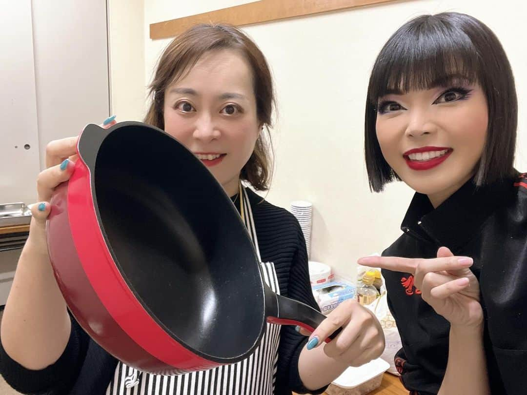 彩羽真矢さんのインスタグラム写真 - (彩羽真矢Instagram)「キングレコードさくみさんのさくみ食堂では、日々美味しい手作りご飯をこしらえていただいてます💕  そんなさくみさんのフライパン、まさかのレミパン❣️  おそろいー！！！  っていうのが嬉しくて撮ってもらったツーショット💕  さくみさんの温かいご飯がこの期間すごくホッとする✨  本当に毎日ありがとうございます！！  #ももクロ一座」11月30日 15時50分 - chami_444