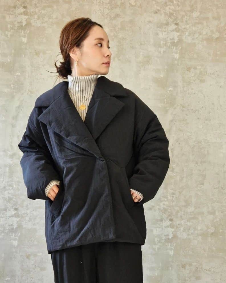 CHIHARUのインスタグラム：「軽さ×あたたかさ×デザイン性を兼ね備えた大人中わたコート 。ジャケット着たいけど寒すぎるーって時にちょっとそれっぽくカッコいい感じに着れる😚  #laemuse #大人カジュアル  #大人コーデ ＠laemuse.official」