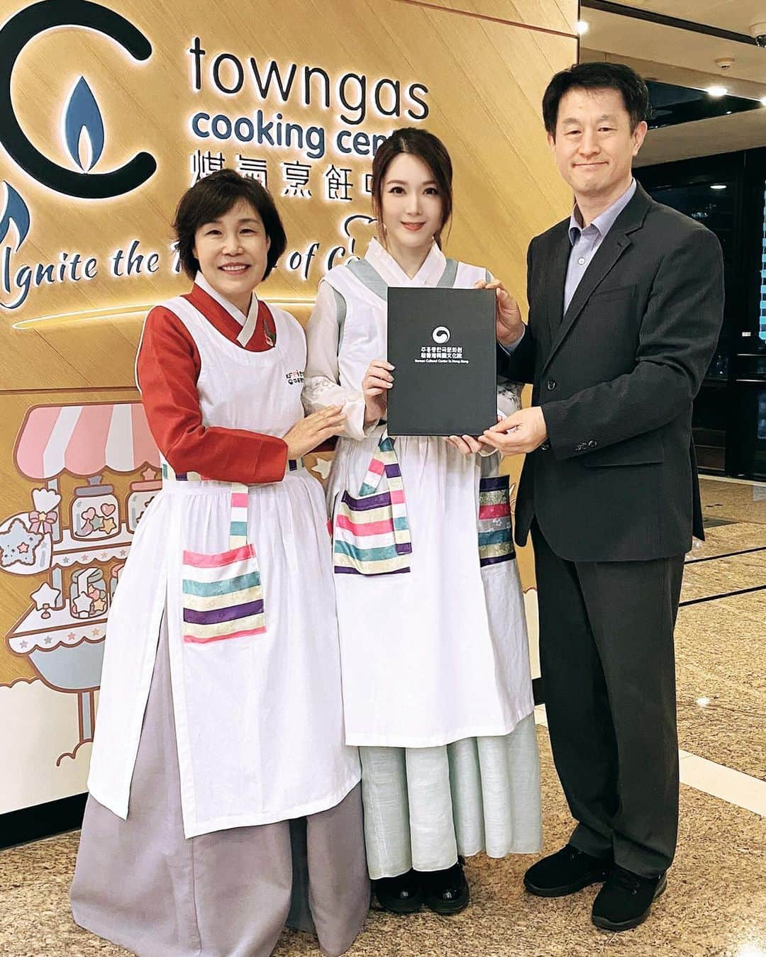 クリスティン・クオのインスタグラム：「好榮幸可以參與由 @kcchongkong @hansik_official  @towngas_lifestyle Towngas Cooking Centre合辦嘅韓食料理資格證課程。除咗學識咗韓式宮廷料理，專業溫柔的老師同開心溫暖嘅同學仔都係我最好嘅收獲～ ❤️ 期待再見嘅日子 @youngsun.woo  #韓食料理資格證 #한식자격증전문프로그램 #韓食料理資格證課程 #한식조리사자격증과정 #한식진흥원 #주홍콩한국문화원 #駐香港韓國文化院 #towngascookingcentre」