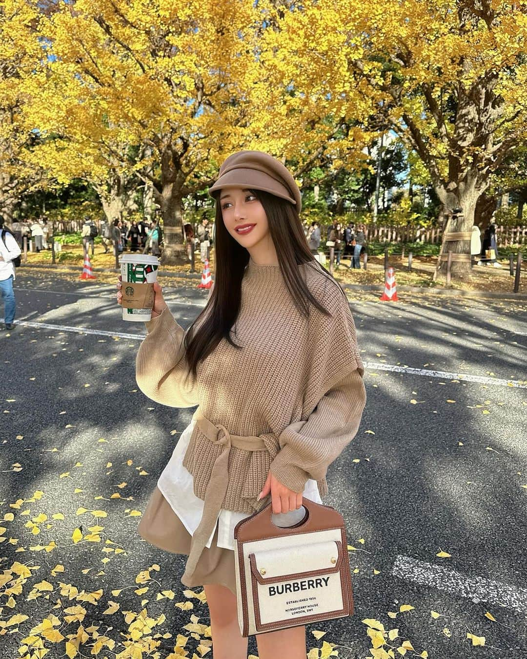 ゆかちんさんのインスタグラム写真 - (ゆかちんInstagram)「お洋服だいすき🐿🌰🍁🍂  #いちょう並木 #紅葉スポット #紅葉デート  #紅葉コーデ#銀杏並木 #紅葉ライトアップ  #外苑前いちょう並木 #東京観光 #表参道カフェ  #オシャレコーデ #冬コーデ #表参道デート #秋コーデ #ベージュコーデ #デートスポット」11月30日 15時52分 - y__chan___