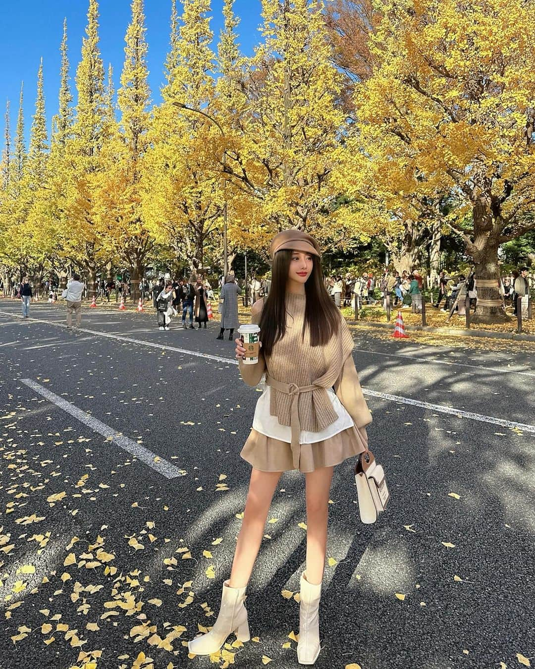 ゆかちんさんのインスタグラム写真 - (ゆかちんInstagram)「お洋服だいすき🐿🌰🍁🍂  #いちょう並木 #紅葉スポット #紅葉デート  #紅葉コーデ#銀杏並木 #紅葉ライトアップ  #外苑前いちょう並木 #東京観光 #表参道カフェ  #オシャレコーデ #冬コーデ #表参道デート #秋コーデ #ベージュコーデ #デートスポット」11月30日 15時52分 - y__chan___