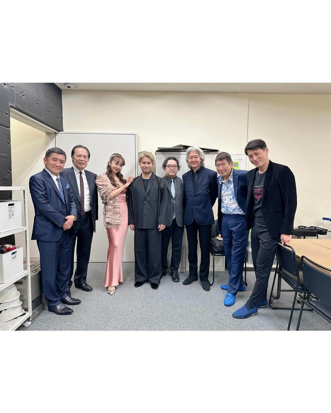 神田うのさんのインスタグラム写真 - (神田うのInstagram)「文君💕こと三浦文彰さん💕のヴァイオリン🎻貸与式&記念ミニコンサートへ☺️ @fumiakimiura  圧巻の演奏に全ての観客がその音色に惹きつけられっぱなしでした✨  今回貸与されたグァルネリデルジェス🎻も最高の弾き手、文君💕に弾いてもらえて喜んでいるように鳴り響いていました☺️✨  ストラド🎻→デルジェス🎻と二代最高峰ヴァイオリンを貸与される音楽家はほぼいないでしょう。 それ程に文君が未来のクラシック音楽界を担う素晴らしい音楽家だからなんですよね☺️ 文君とデルジェス🎻最高のコンビです💙 相応しい弾き手と相応しい楽器がちゃんと巡り合うよう神様はちゃんと導いて下さるんですよね☺️  あのヤッシャ•ハイフェッツ氏も弾いていたこのグァルネリ•デル•ジェスのカストン🎻 これからはフミアキ•ミウラ氏が弾いてその素晴らしい音色を私達に届けてくれる事、大変嬉しく思います☺️  #ヴァイオリン#貸与式#ミニコンサート#グァルネリデルジェス#1732年製#カストン#そのお値段なんと#13億円#貸与されたヴァイオリン#ヴァイオリニスト#三浦文彰 さん#fumiakimiura#中島薫 さんと#王子ホール#神田うの#unokanda」11月30日 15時54分 - unokandaofficial