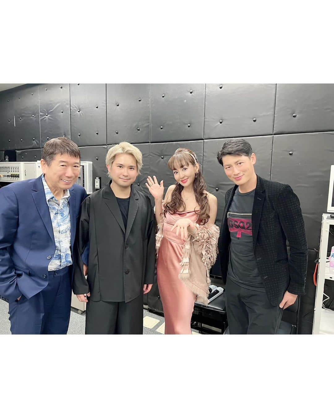 神田うのさんのインスタグラム写真 - (神田うのInstagram)「文君💕こと三浦文彰さん💕のヴァイオリン🎻貸与式&記念ミニコンサートへ☺️ @fumiakimiura  圧巻の演奏に全ての観客がその音色に惹きつけられっぱなしでした✨  今回貸与されたグァルネリデルジェス🎻も最高の弾き手、文君💕に弾いてもらえて喜んでいるように鳴り響いていました☺️✨  ストラド🎻→デルジェス🎻と二代最高峰ヴァイオリンを貸与される音楽家はほぼいないでしょう。 それ程に文君が未来のクラシック音楽界を担う素晴らしい音楽家だからなんですよね☺️ 文君とデルジェス🎻最高のコンビです💙 相応しい弾き手と相応しい楽器がちゃんと巡り合うよう神様はちゃんと導いて下さるんですよね☺️  あのヤッシャ•ハイフェッツ氏も弾いていたこのグァルネリ•デル•ジェスのカストン🎻 これからはフミアキ•ミウラ氏が弾いてその素晴らしい音色を私達に届けてくれる事、大変嬉しく思います☺️  #ヴァイオリン#貸与式#ミニコンサート#グァルネリデルジェス#1732年製#カストン#そのお値段なんと#13億円#貸与されたヴァイオリン#ヴァイオリニスト#三浦文彰 さん#fumiakimiura#中島薫 さんと#王子ホール#神田うの#unokanda」11月30日 15時54分 - unokandaofficial