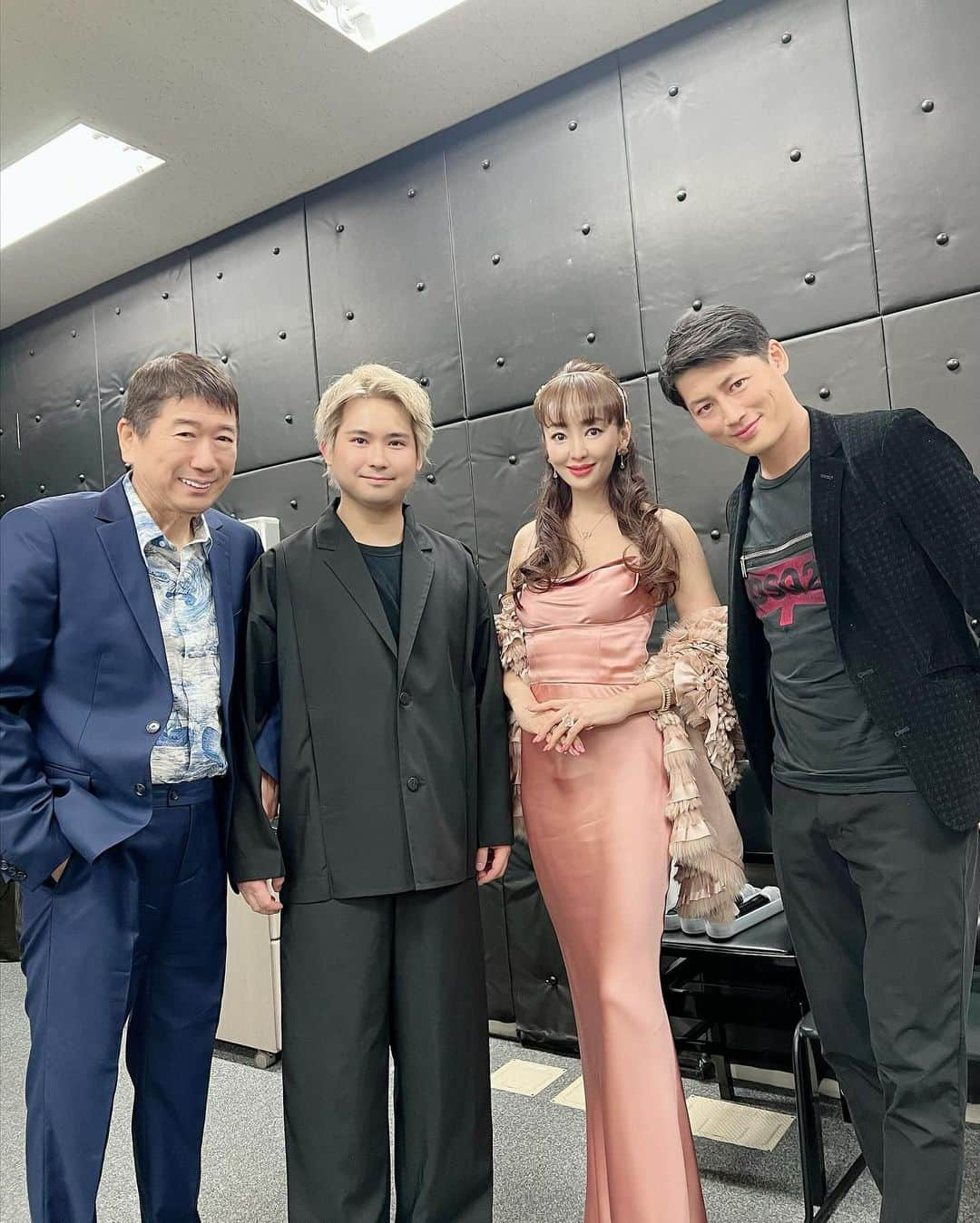 神田うののインスタグラム：「文君💕こと三浦文彰さん💕のヴァイオリン🎻貸与式&記念ミニコンサートへ☺️ @fumiakimiura  圧巻の演奏に全ての観客がその音色に惹きつけられっぱなしでした✨  今回貸与されたグァルネリデルジェス🎻も最高の弾き手、文君💕に弾いてもらえて喜んでいるように鳴り響いていました☺️✨  ストラド🎻→デルジェス🎻と二代最高峰ヴァイオリンを貸与される音楽家はほぼいないでしょう。 それ程に文君が未来のクラシック音楽界を担う素晴らしい音楽家だからなんですよね☺️ 文君とデルジェス🎻最高のコンビです💙 相応しい弾き手と相応しい楽器がちゃんと巡り合うよう神様はちゃんと導いて下さるんですよね☺️  あのヤッシャ•ハイフェッツ氏も弾いていたこのグァルネリ•デル•ジェスのカストン🎻 これからはフミアキ•ミウラ氏が弾いてその素晴らしい音色を私達に届けてくれる事、大変嬉しく思います☺️  #ヴァイオリン#貸与式#ミニコンサート#グァルネリデルジェス#1732年製#カストン#そのお値段なんと#13億円#貸与されたヴァイオリン#ヴァイオリニスト#三浦文彰 さん#fumiakimiura#中島薫 さんと#王子ホール#神田うの#unokanda」