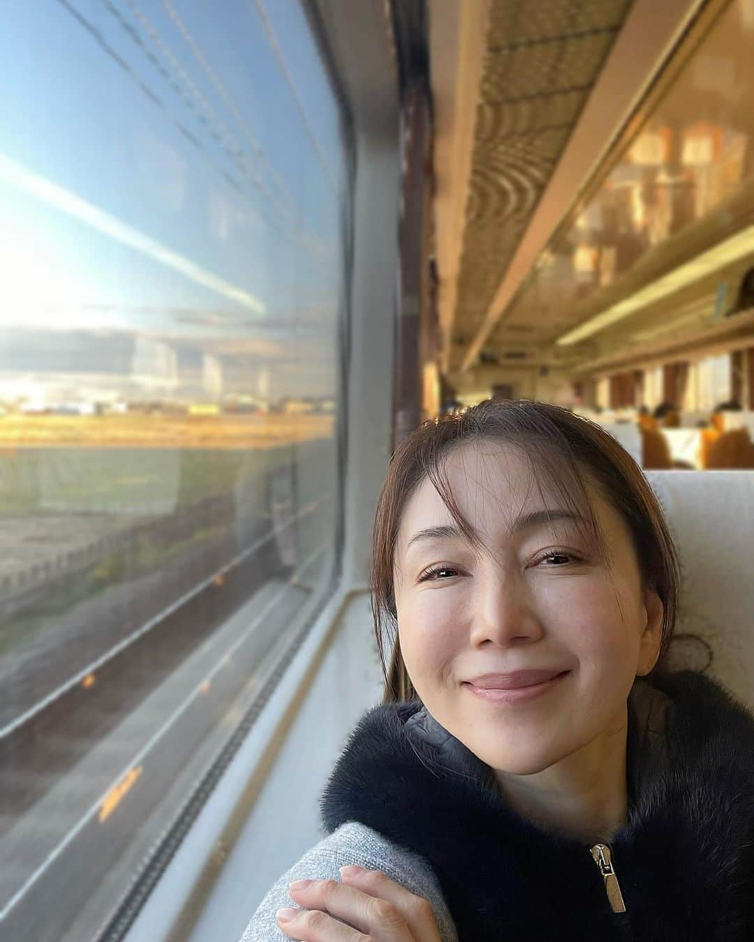 坂村かおるのインスタグラム：「今日は、早い帰宅です。 ・ 田んぼと山々が見えてくると、そろそろ家路です。 ・ 夕日に映えて綺麗です。 ・ ちょっとお疲れ気味ですよね💦もしかしたら風邪を引いた様です💦 ・ 夕食は鍋にして温まりましょうか！🤧 ・ 今日もお疲れ様です。 ・ ・  いつも「いいね！」を頂きありがとうございます！ 皆さんのコメントに元気を貰っています😊  #クィーンオブ美魔女 #team美魔女 #美ST #坂村かおる #トータルビューティーアドバイザー #美しく老いる #バランス #美容 #コスメ #ファッション #今日のコーデ #トータルバランス #お洒落な人と繋がりたい #コスメ好きな人と繋がりたい #美意識高い人と繋がりたい #美魔女 #美魔女が変わる #アップデートしてる人と繋がりたい #自分らしくアップデート」