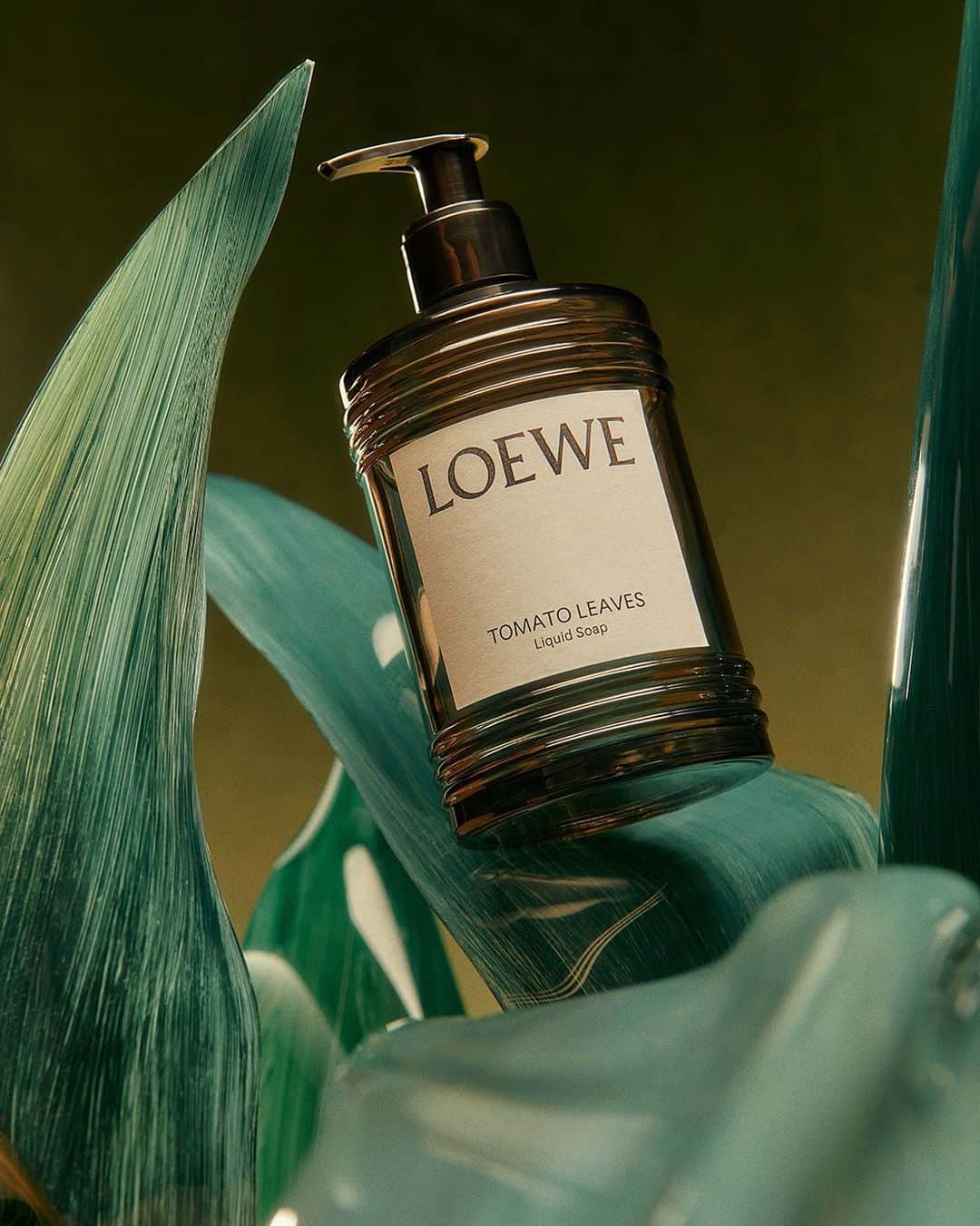 Loeweのインスタグラム：「LOEWE Home Scents Liquid Soap in Tomato Leaves.  See our gifting edit on loewe.com   #LOEWE #LOEWEgifts」