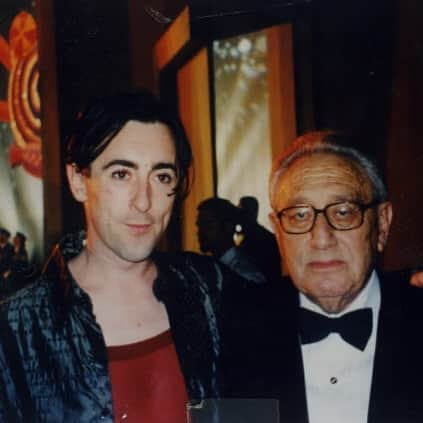 アラン・カミングさんのインスタグラム写真 - (アラン・カミングInstagram)「At the after party  for the 1998 Kennedy Centre Honours I ran into (literally) Kissinger and introduced myself and he told me he knew who I was. It was one of those moments when culturally important people have said similar  things to me and  it feels like I have stepped into another realm. What he didn’t know was that I thought it would be hilarious to have this picture as my holiday card alongside the message ‘Peace on Earth, love Alan and Henry!’ And so that is what I sent out in January 1999.  Take that!!」11月30日 15時59分 - alancummingreally