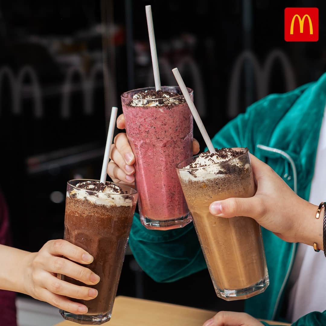 McDonald's Philippinesのインスタグラム：「'Tis the season to indulge in Caramel, Strawberry, and Mocha OREO Frappe. 🤩  Only available at McCafé!」