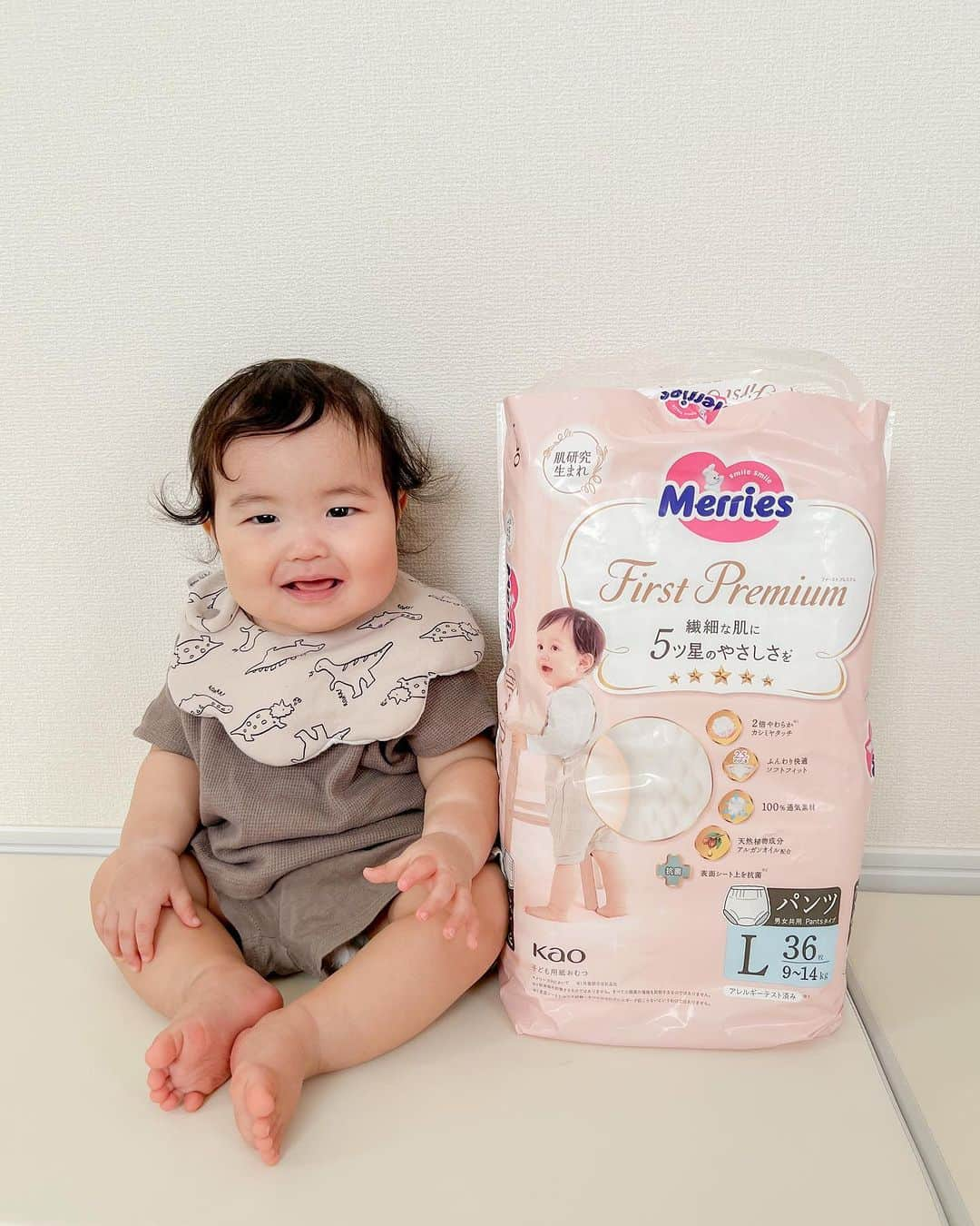 花王 メリーズ Merriesのインスタグラム：「ニコニコの笑顔がとってもキュートなこちらの赤ちゃん👶 . ファーストプレミアムのパンツタイプをお試しいただき、「ふわふわで肌触りも良くて息子の体と合うのかとてもフィットしていて良き💓」と、嬉しいコメントをいただきました🎵 . ファーストプレミアムのパンツタイプには、元気に動きまわる赤ちゃんが快適に過ごせるための工夫がいっぱい✨ そろそろパンツデビューをご検討されているママ・パパ、是非お試ししてみくださいね✨ . こちらの素敵なお写真は @__s.z2023 さんのお写真です @__s.z2023さまのアカウントはとっても素敵なお写真ばかりですので、みなさんもぜひご覧になってみてくださいね😍 --------------------------------------------------- 花王の赤ちゃん用品ブランド「メリーズ」公式アカウントです👶 . 「#メリーズ」「#メリーズファーストプレミアム」で投稿いただいた中から素敵なお写真をご紹介していますので、ぜひ投稿してみてくださいね✨ . 新発売！メリーズで繊細な肌に５つ星のやさしさを🎵 --------------------------------------------------- . . #メリーズファーストプレミアム #赤ちゃん #ベビー #成長記録 #子育て #子育てグラム #赤ちゃんのいる生活 #新米ママ #プレママ #ママカメラ #親バカ部 #ハイハイ #赤ちゃんのいる暮らし #赤ちゃん写真 #赤ちゃん動画 #ベビスタグラム #0歳 #1歳 #2歳 #育児 #育児あるある #ベビーフォト #ベビーグッズ #オムツ #オムツ姿 #育児グッズ #👶」