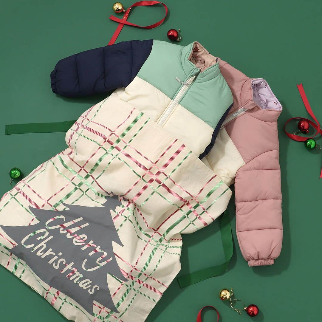 アプレレクールオフィシャルのインスタグラム：「クリスマスギフト🎄✨  2023年バージョンのギフト巾着♪ 大きめサイズなので 大きなおもちゃもギフトラッピング可能です◎  クリスマスツリーがデザインされているので クリスマス感がたっぷりのギフト巾着♡  セルフラッピングにもおすすめです♡  ▼オンラインストアはこちら @foonline  オンラインストアでも販売中です♪  ======================= 商品詳細や価格は ショッピングタグからご覧いただけます★ =======================  #アプレレクール #apreslescours #アプレキッズ  #こどもふく #子ども服 #オシャレキッズ　#子供服 #キッズ服 #ギフト巾着 #クリスマスギフト #セルフラッピング」